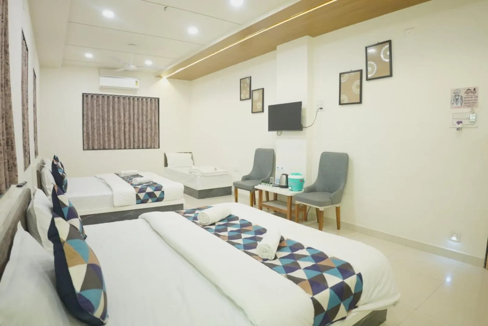 Bed in HOTEL AYODHYA