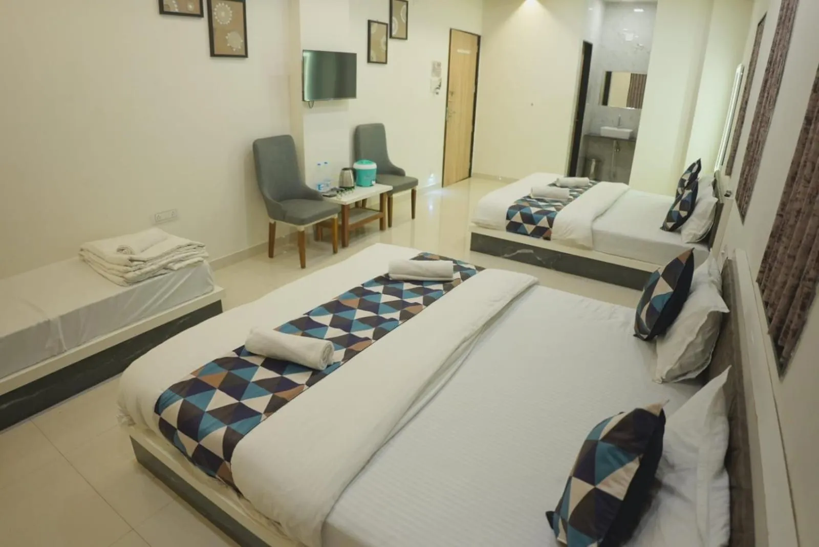 Bed in HOTEL AYODHYA