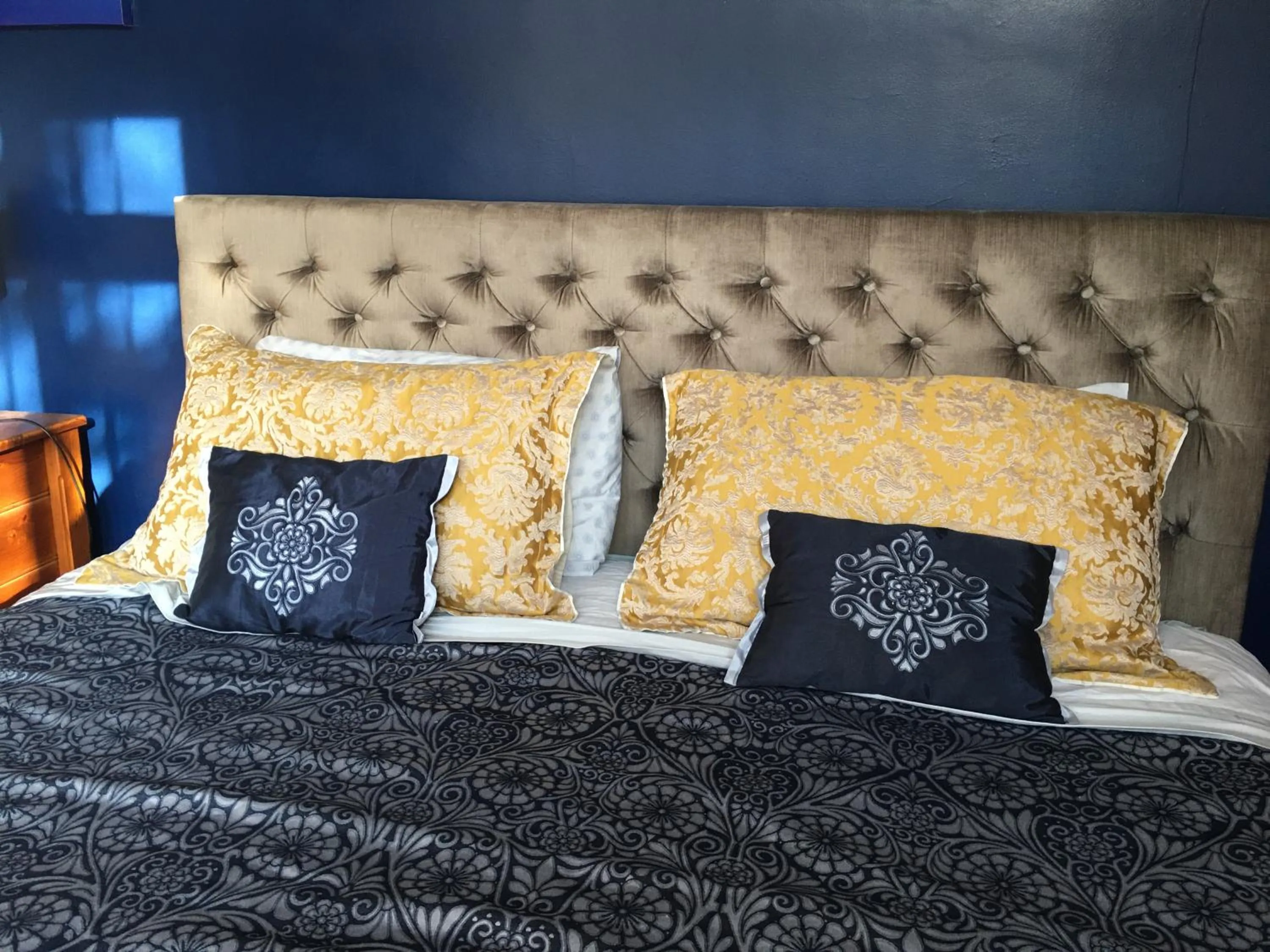 Bed in the Orangery - BnB Suites