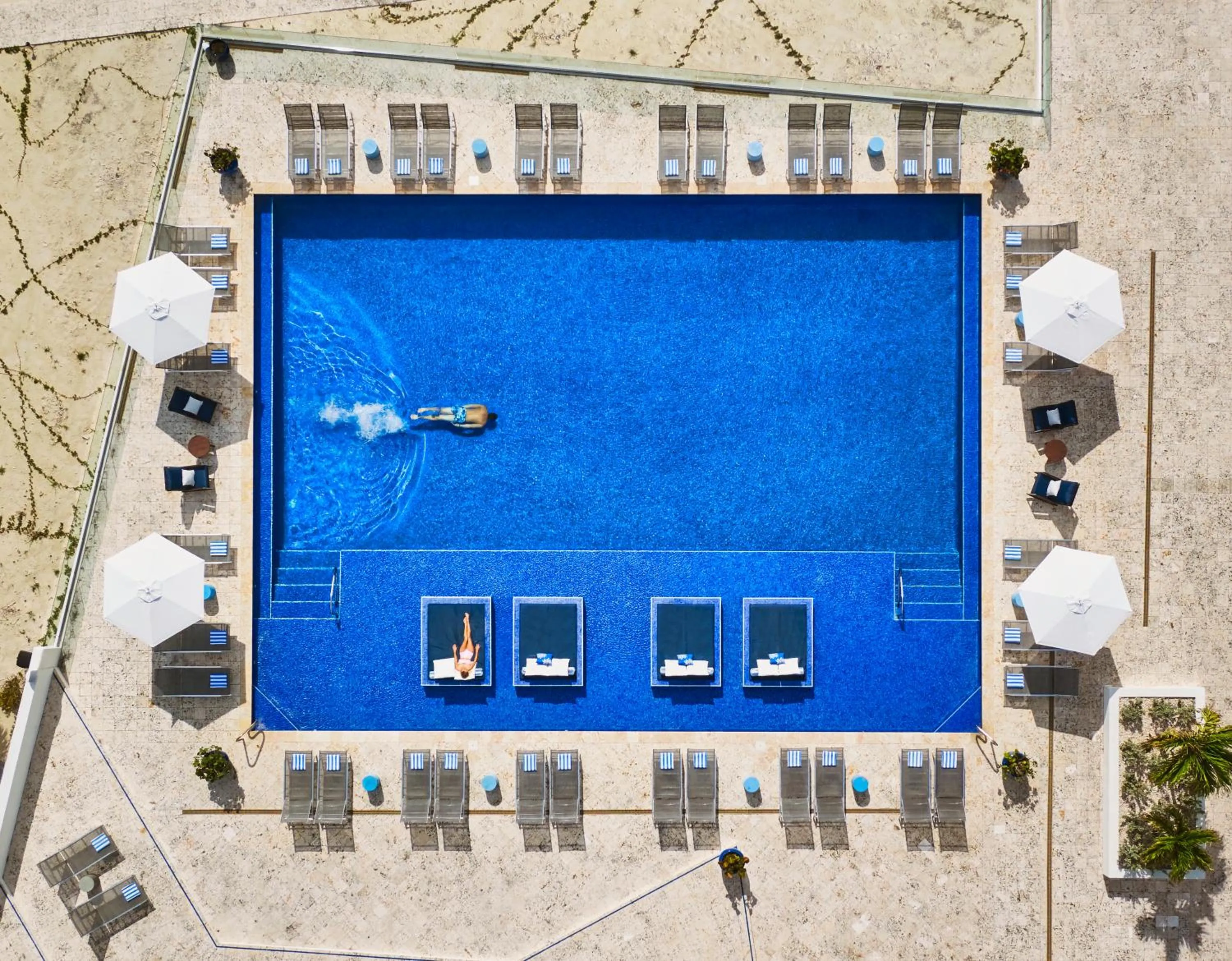Swimming pool in Grand Isle Resort & Residences