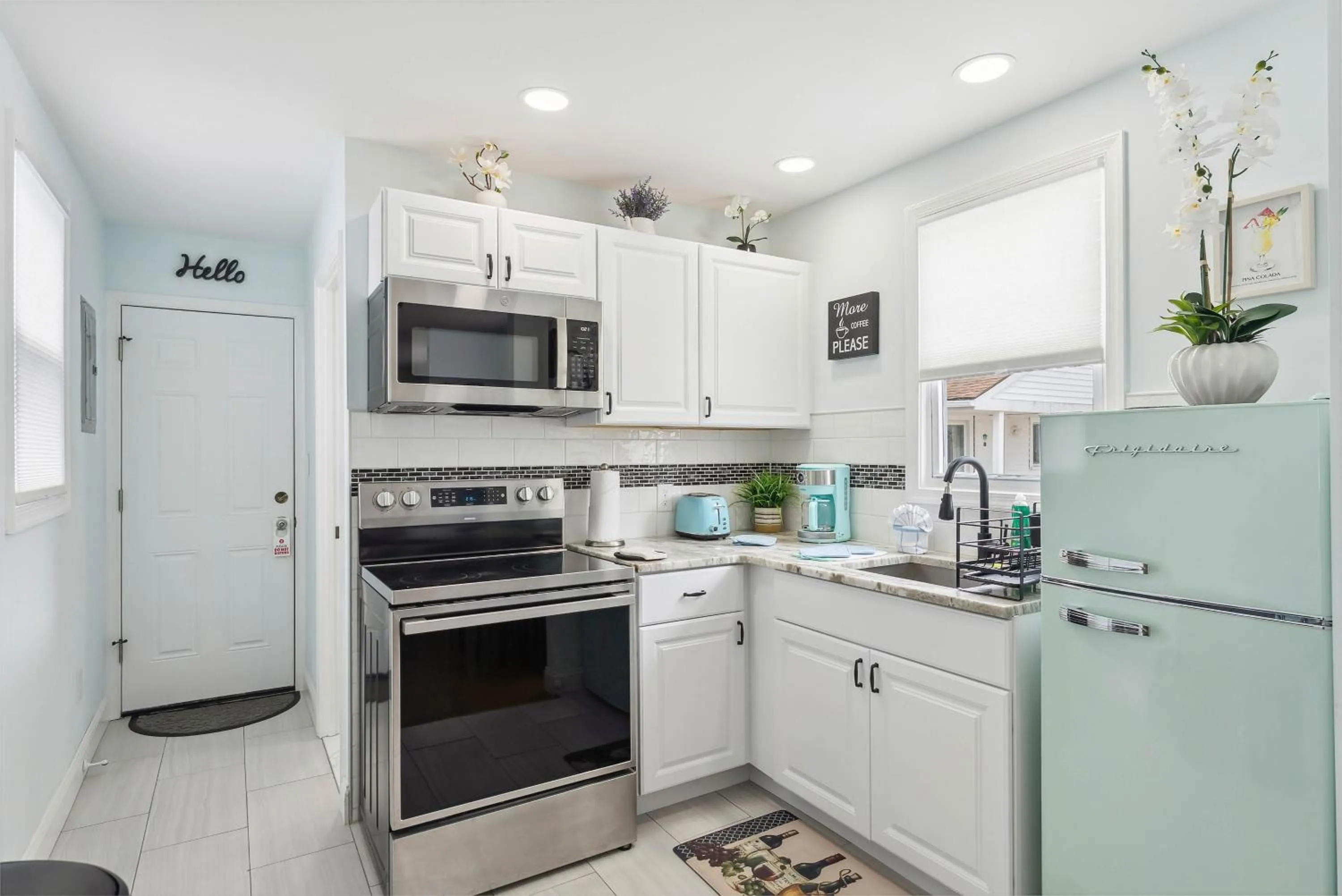 Kitchen or kitchenette in Daytona Inn and Suites