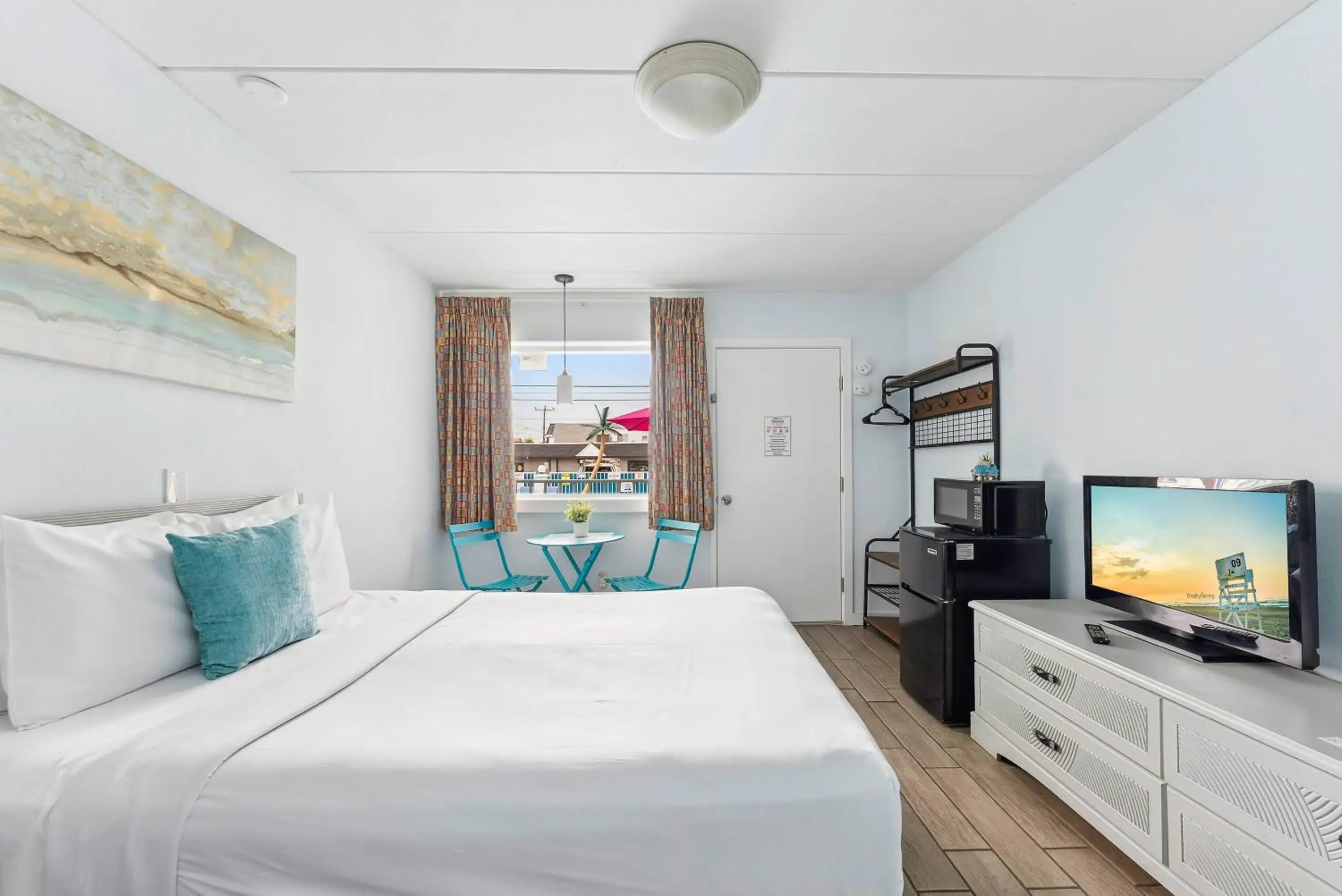 Single Queen Room in Daytona Inn and Suites Single Queen Room in Daytona Inn and Suites