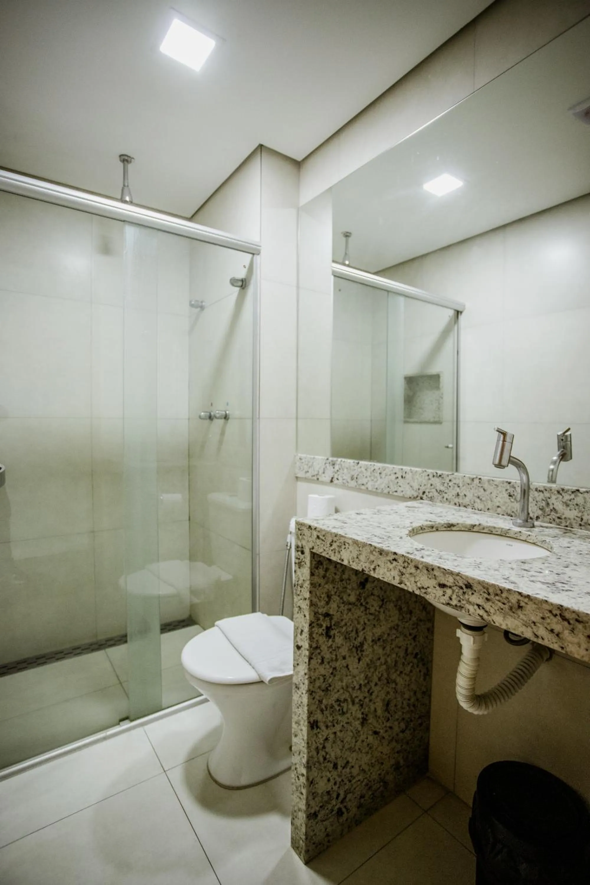Shower in Lagoa Flat Hotel