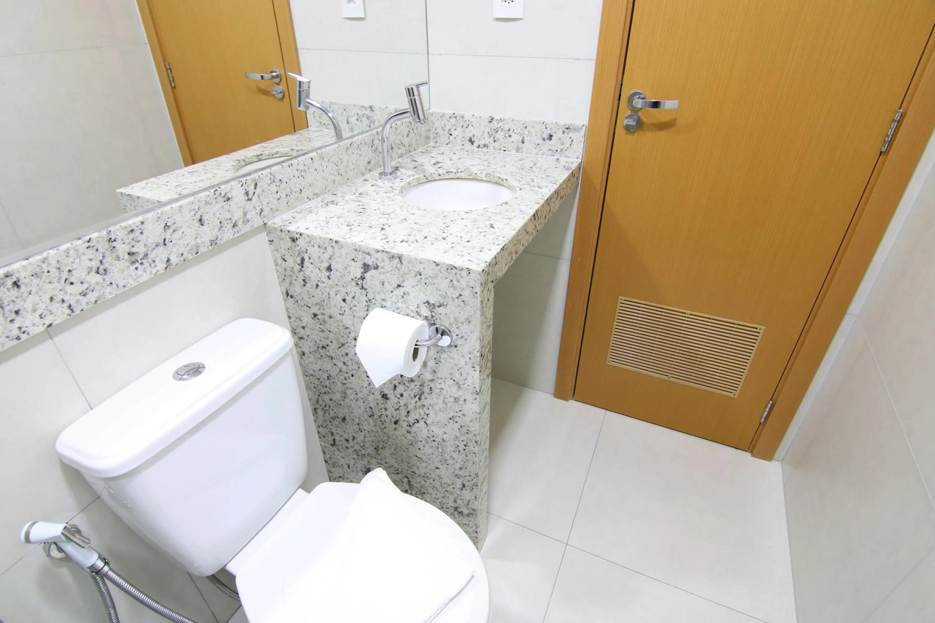 Toilet in Lagoa Flat Hotel