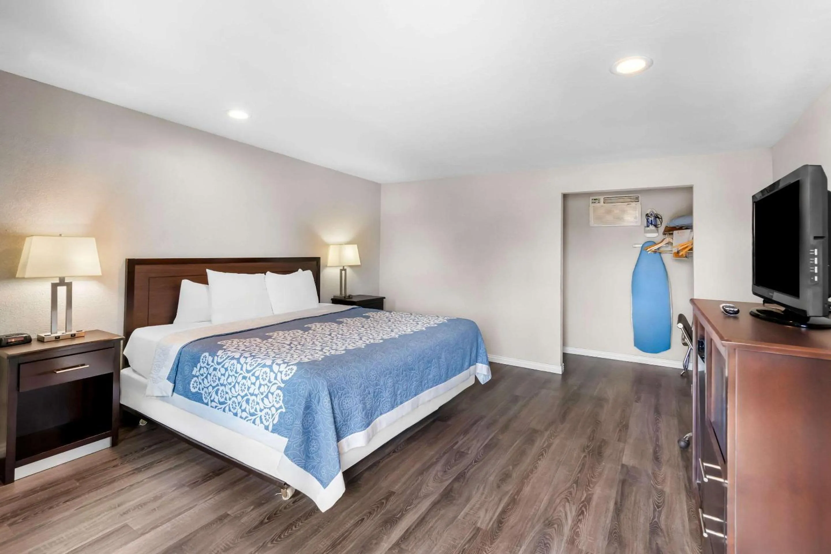 Bedroom, Bed in Econo Lodge Panguitch near Bryce Canyon