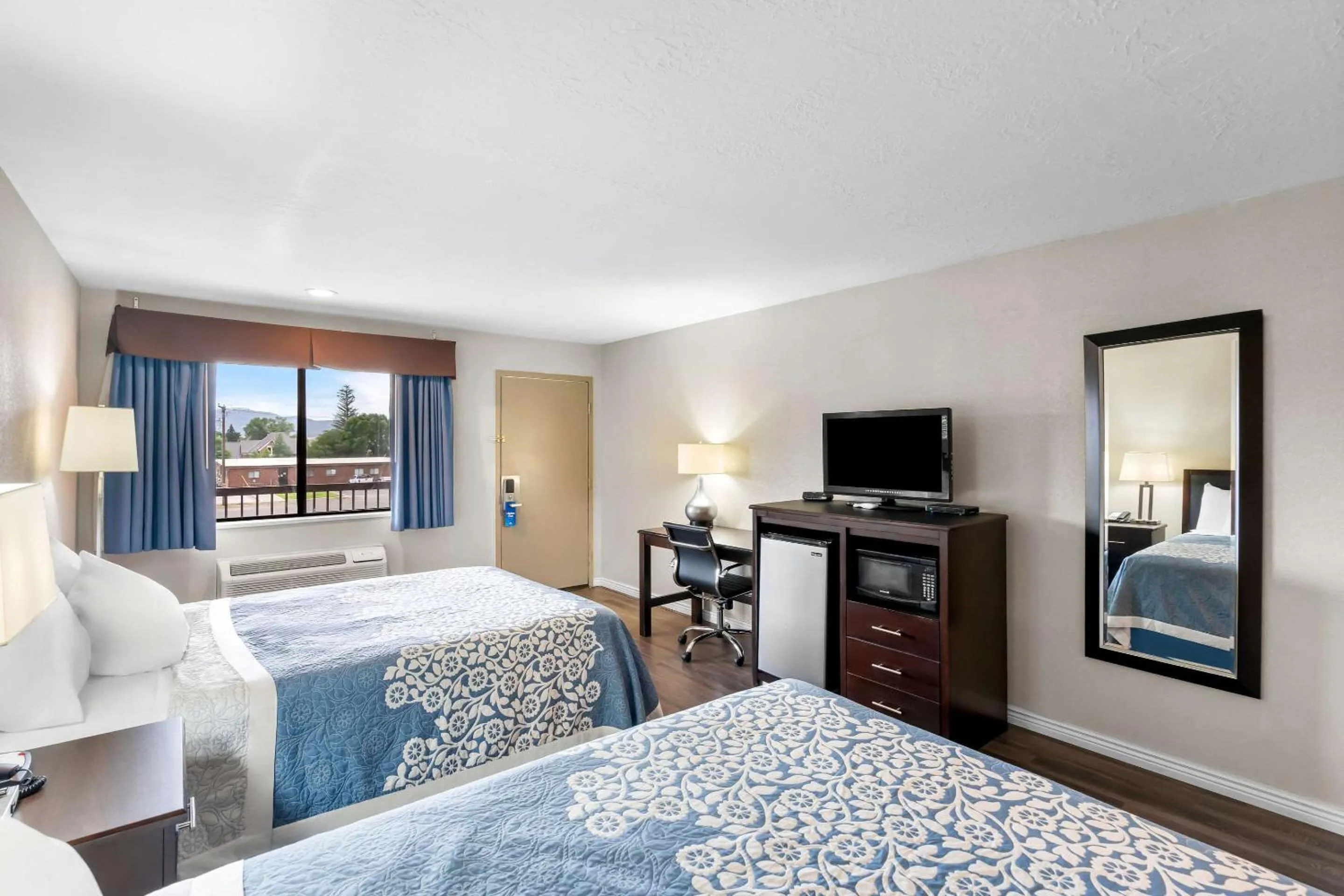 Evening entertainment, Bed in Econo Lodge Panguitch near Bryce Canyon