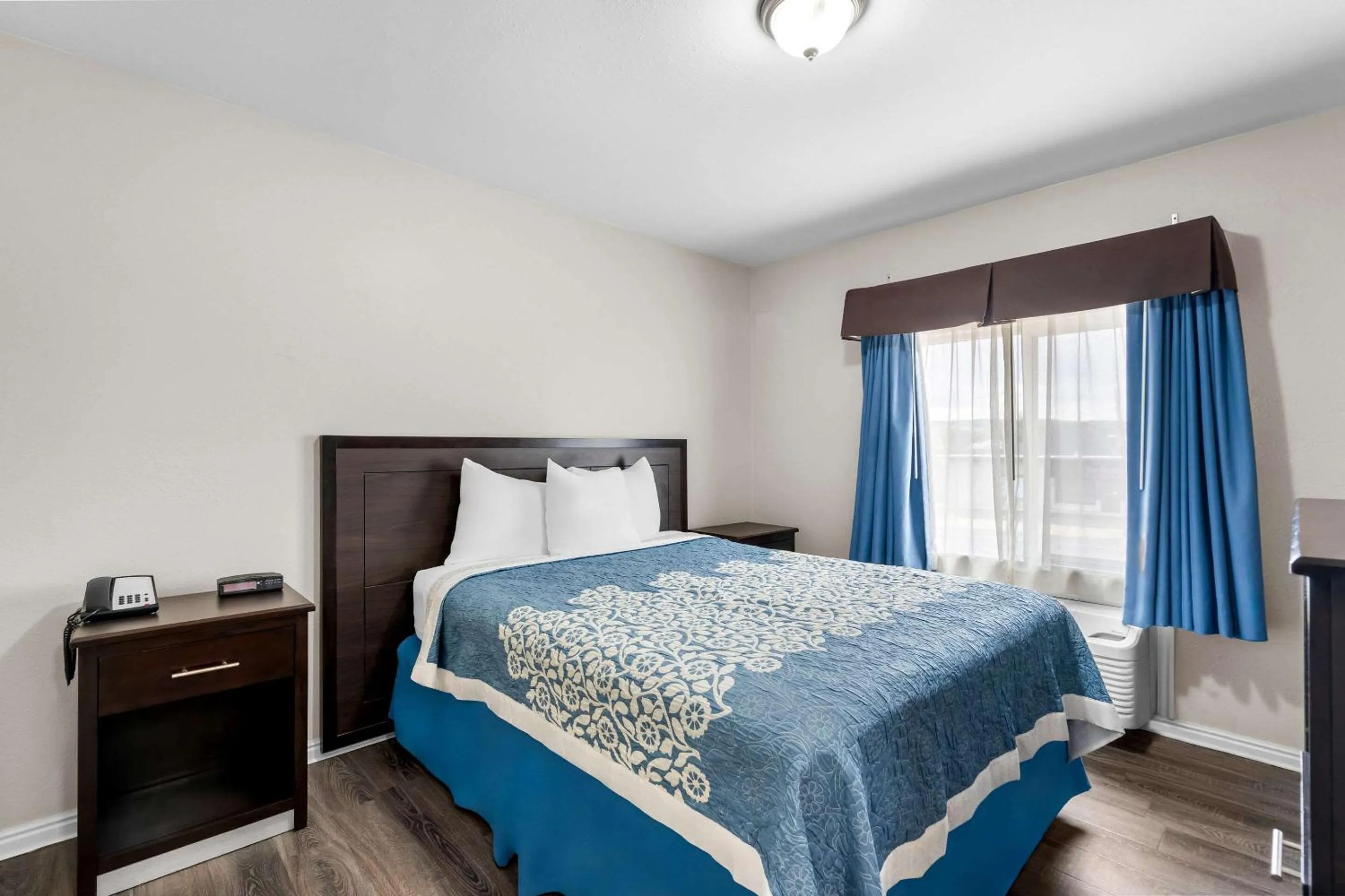 Bedroom, Bed in Econo Lodge Panguitch near Bryce Canyon