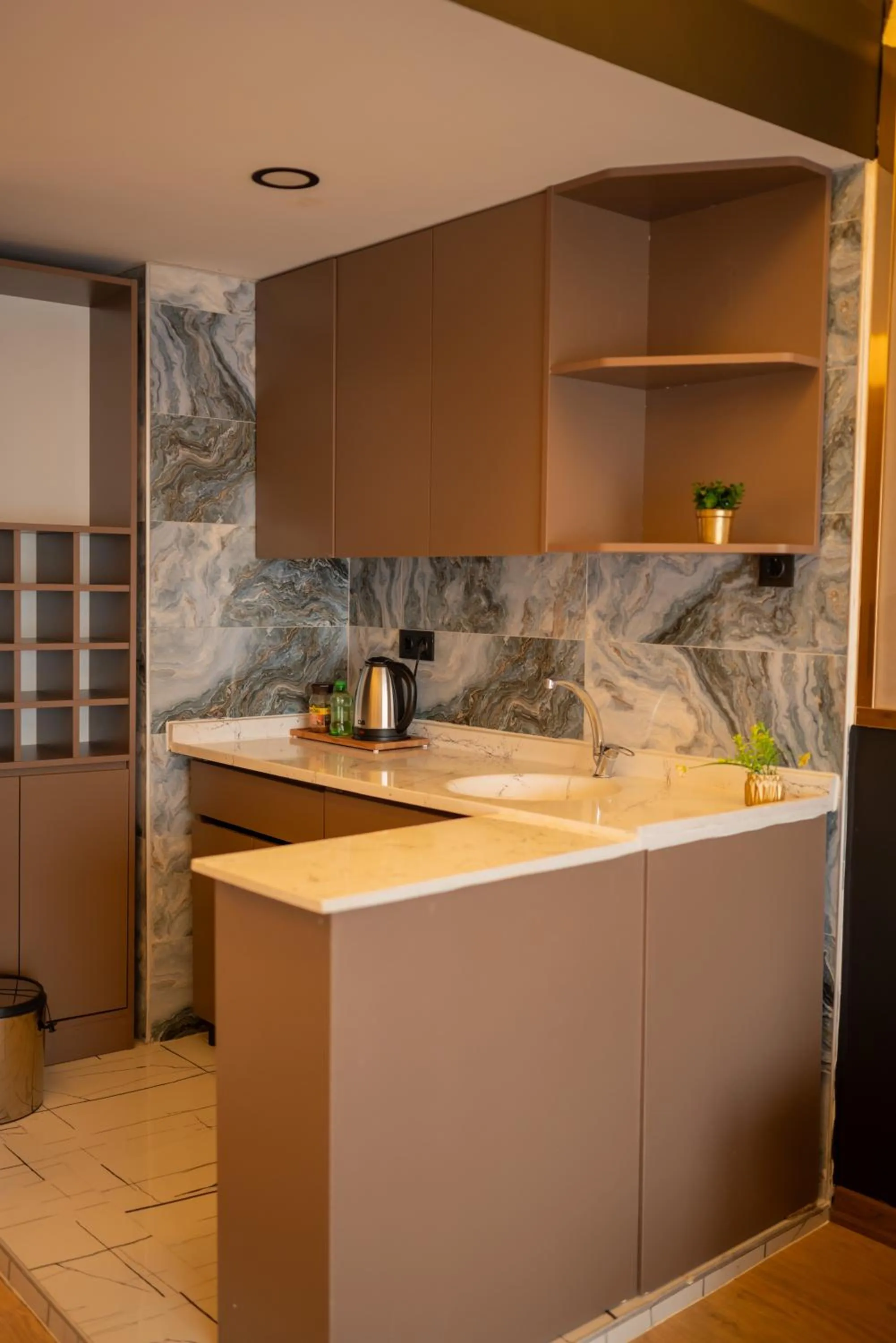 Kitchen or kitchenette, Kitchen/Kitchenette in Arikan Inn Hotel