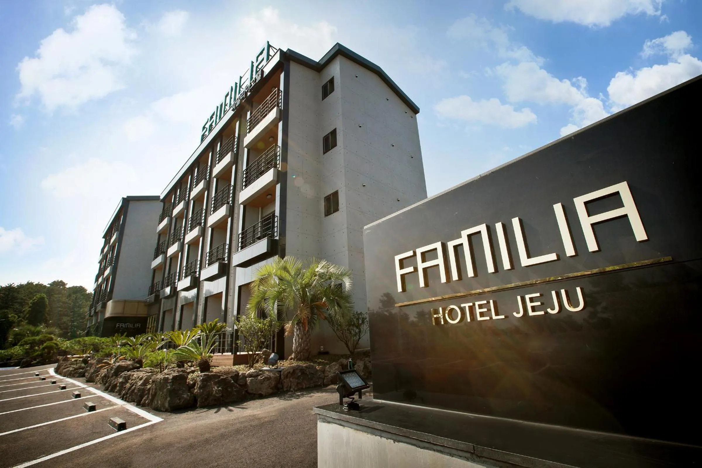 Facade/entrance in Familia Hotel