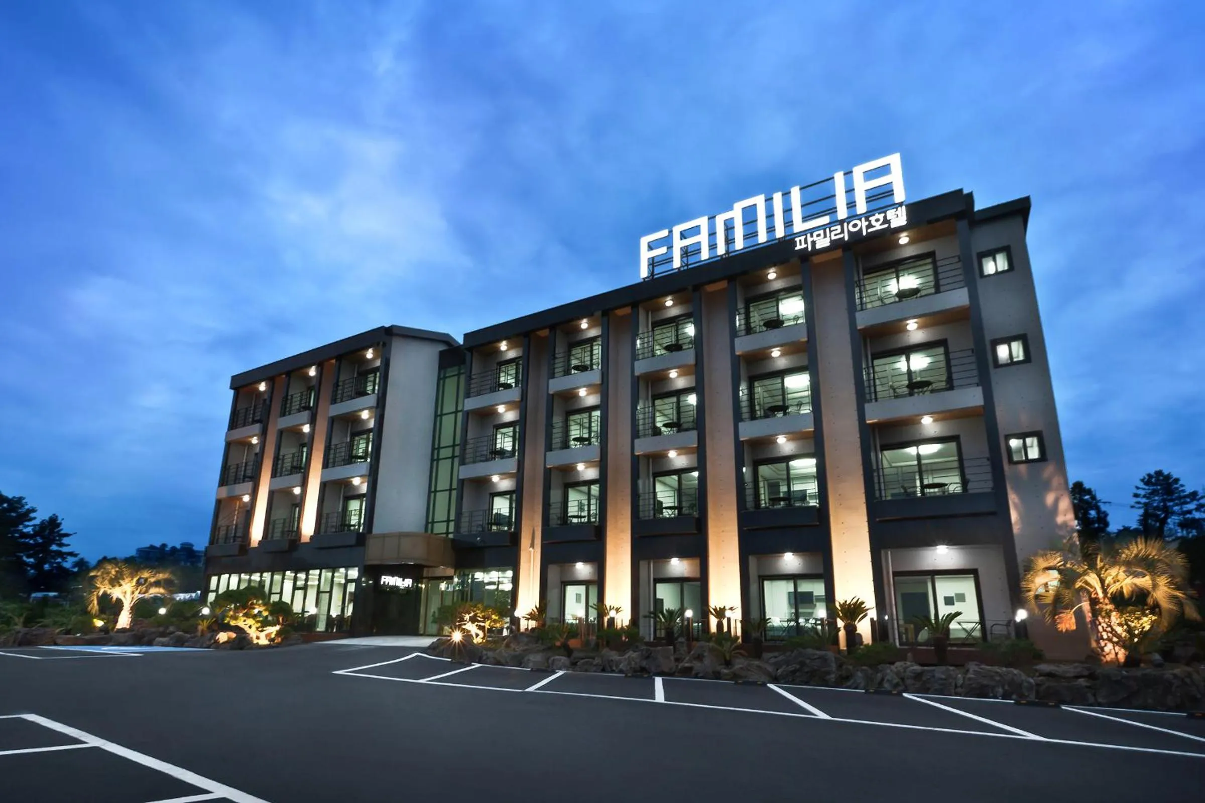 Facade/entrance in Familia Hotel