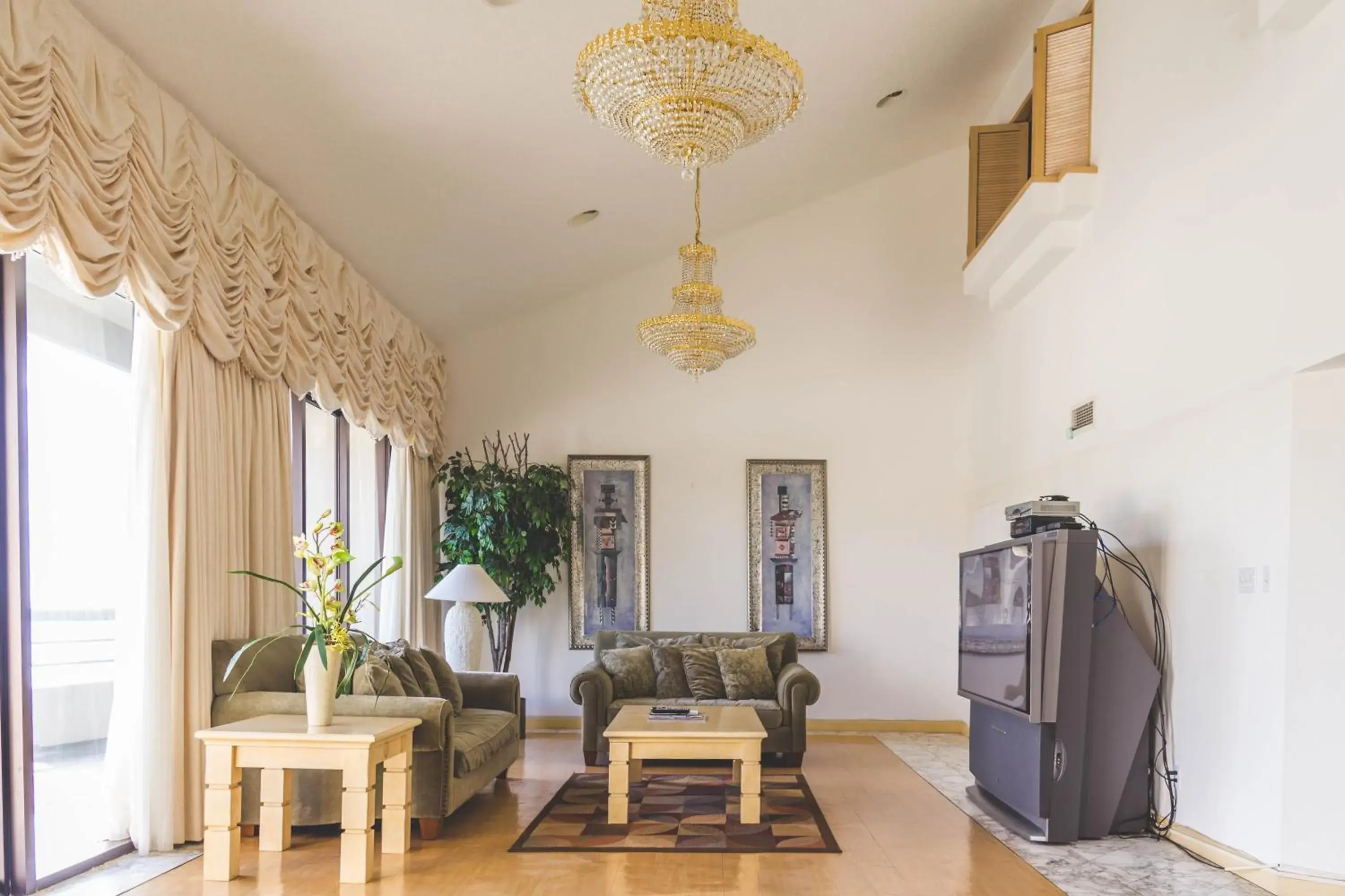 Presidential Four-Bedroom Suite (Premier Penthouse) in Alupang Beach Tower Presidential Four-Bedroom Suite (Premier Penthouse) in Alupang Beach Tower