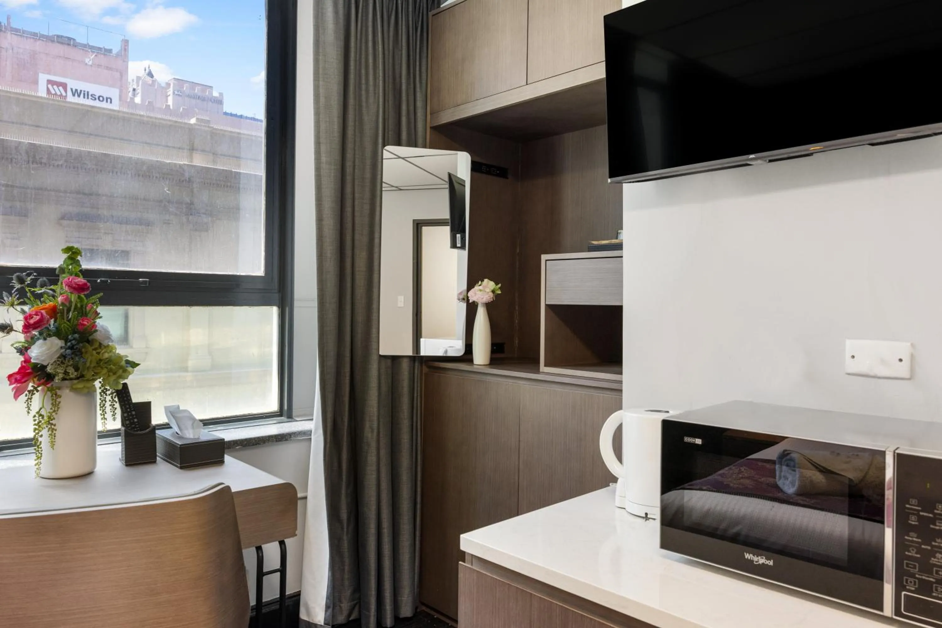 minibar in Eminence on Bank