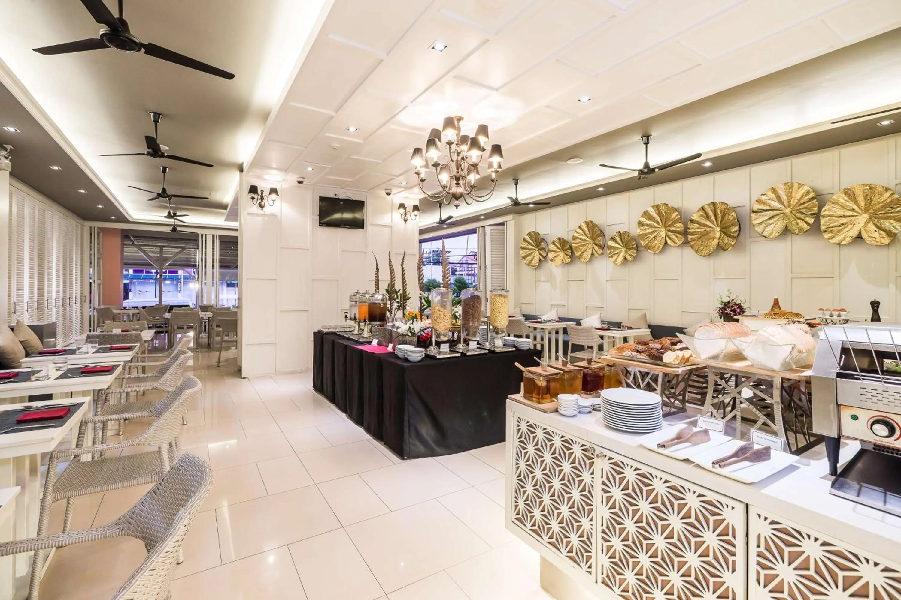 Restaurant/places to eat in Best Western Patong Beach