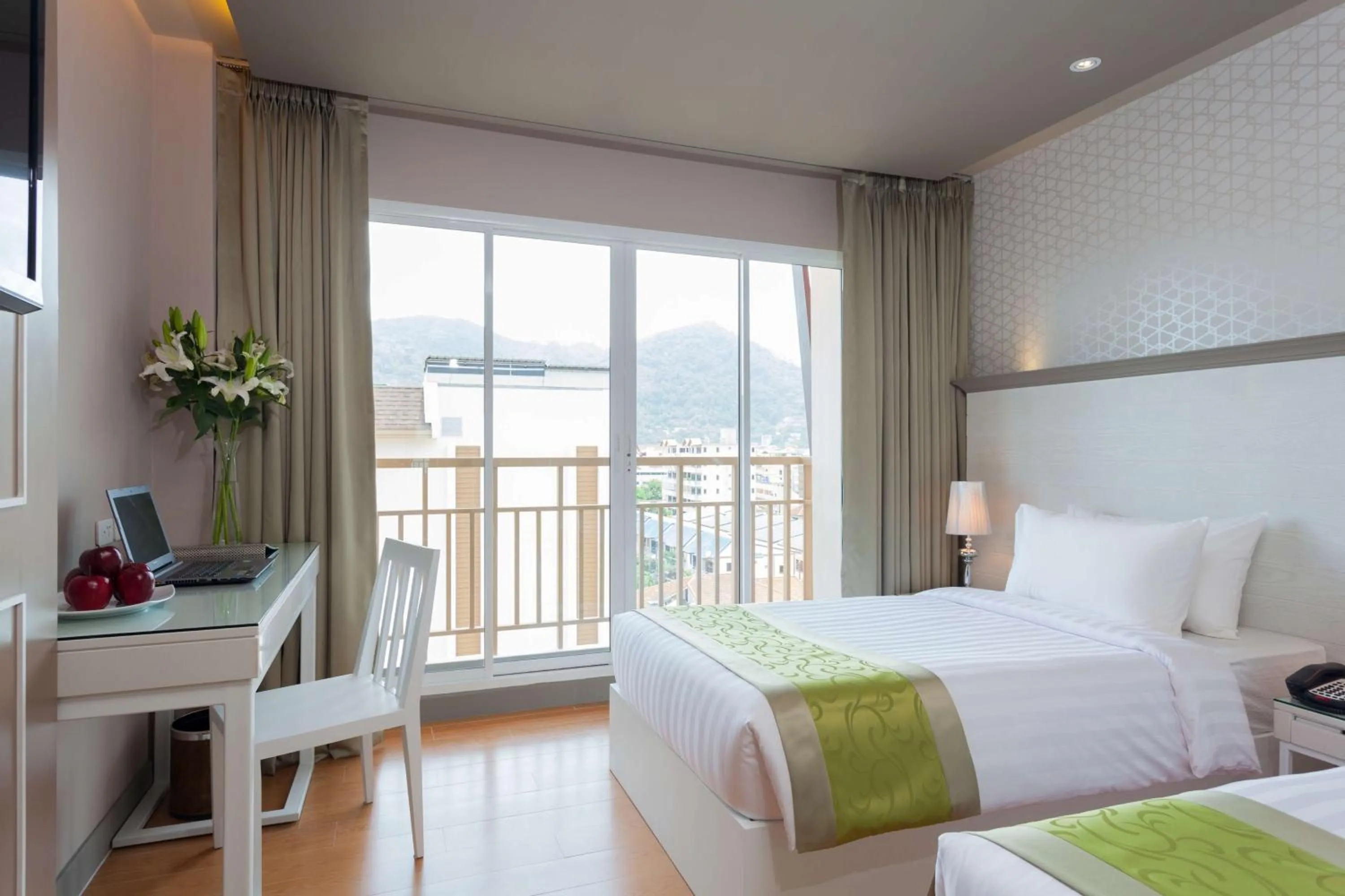 Photo of the whole room, Bed in Best Western Patong Beach