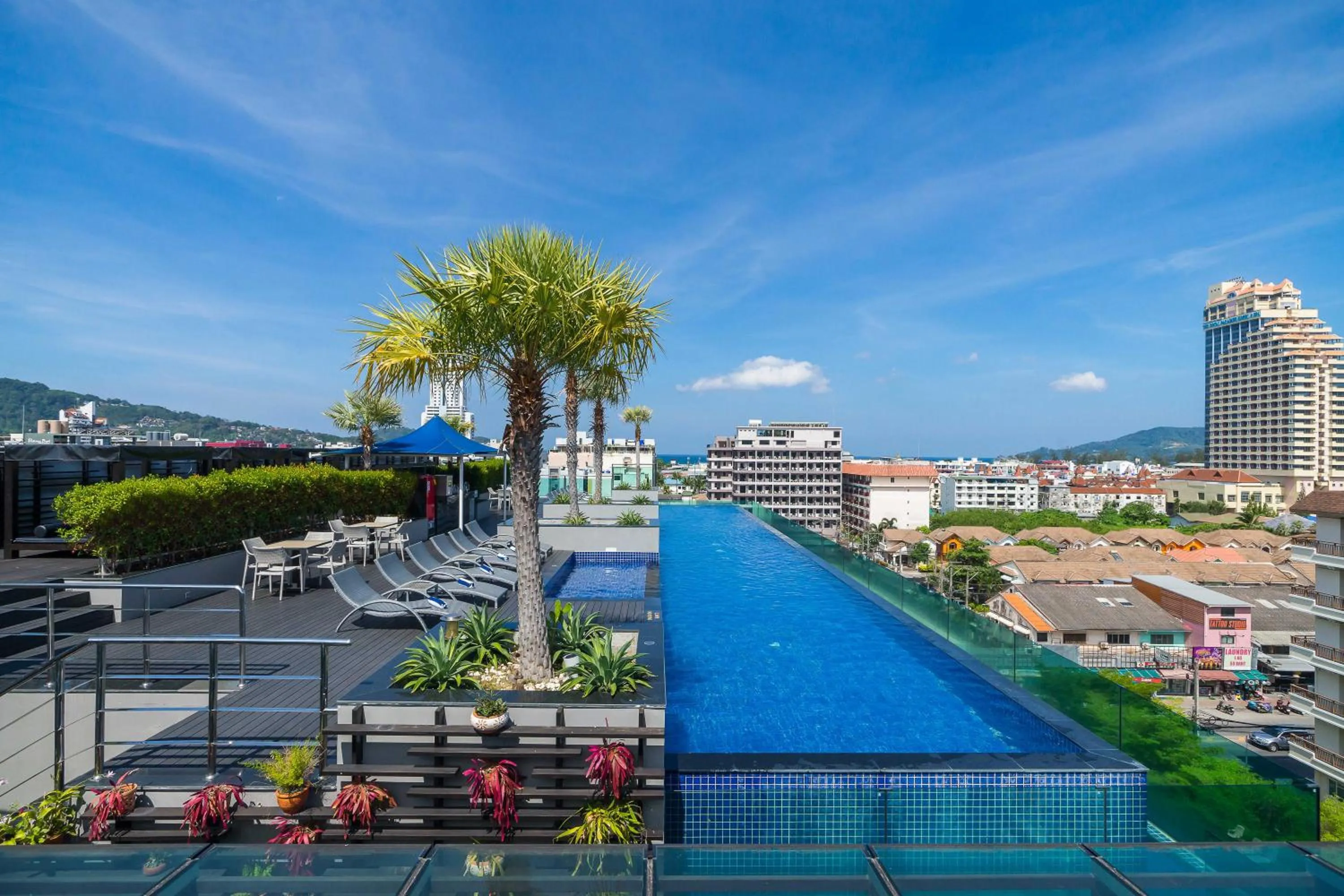Swimming pool in Best Western Patong Beach