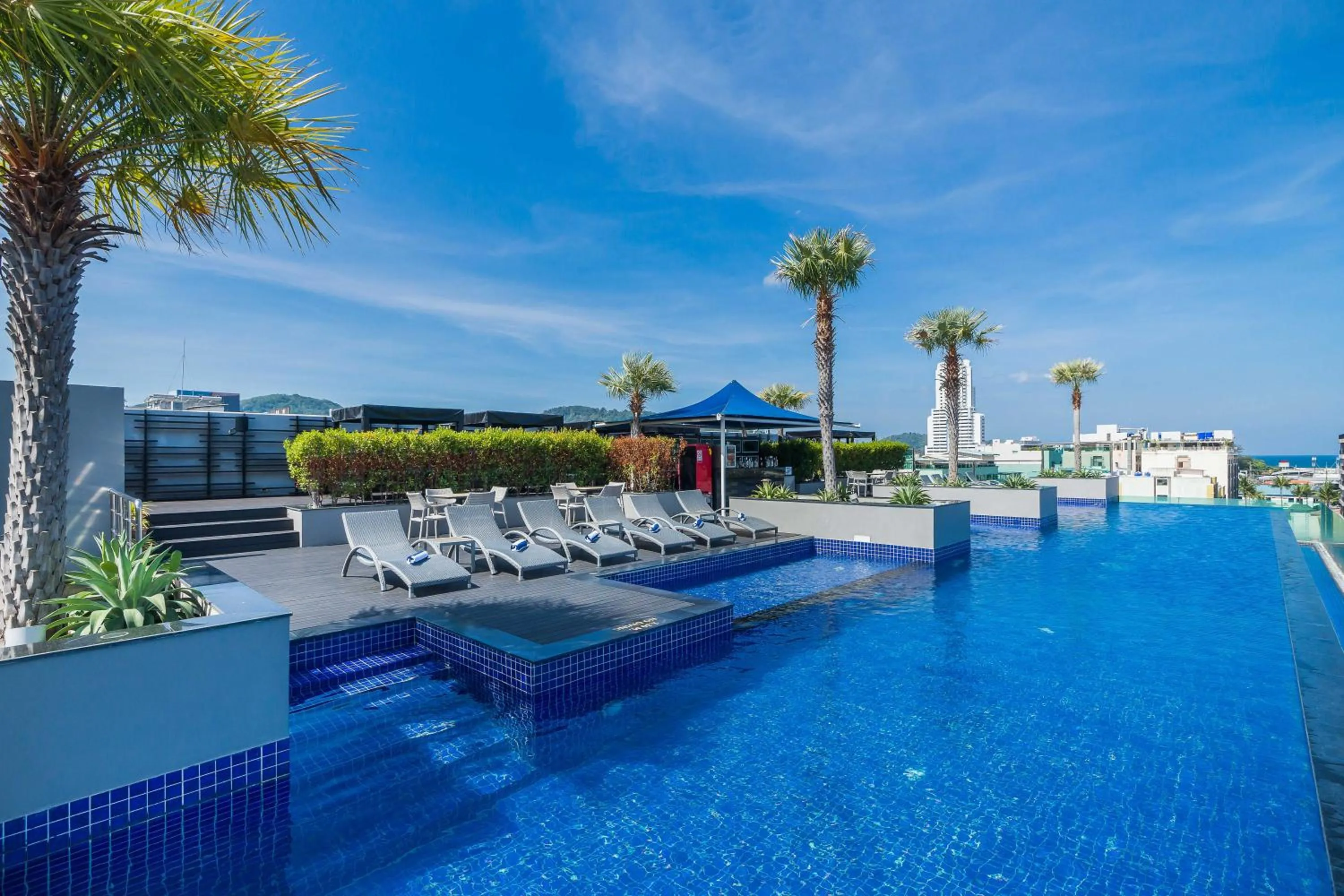 Swimming pool in Best Western Patong Beach