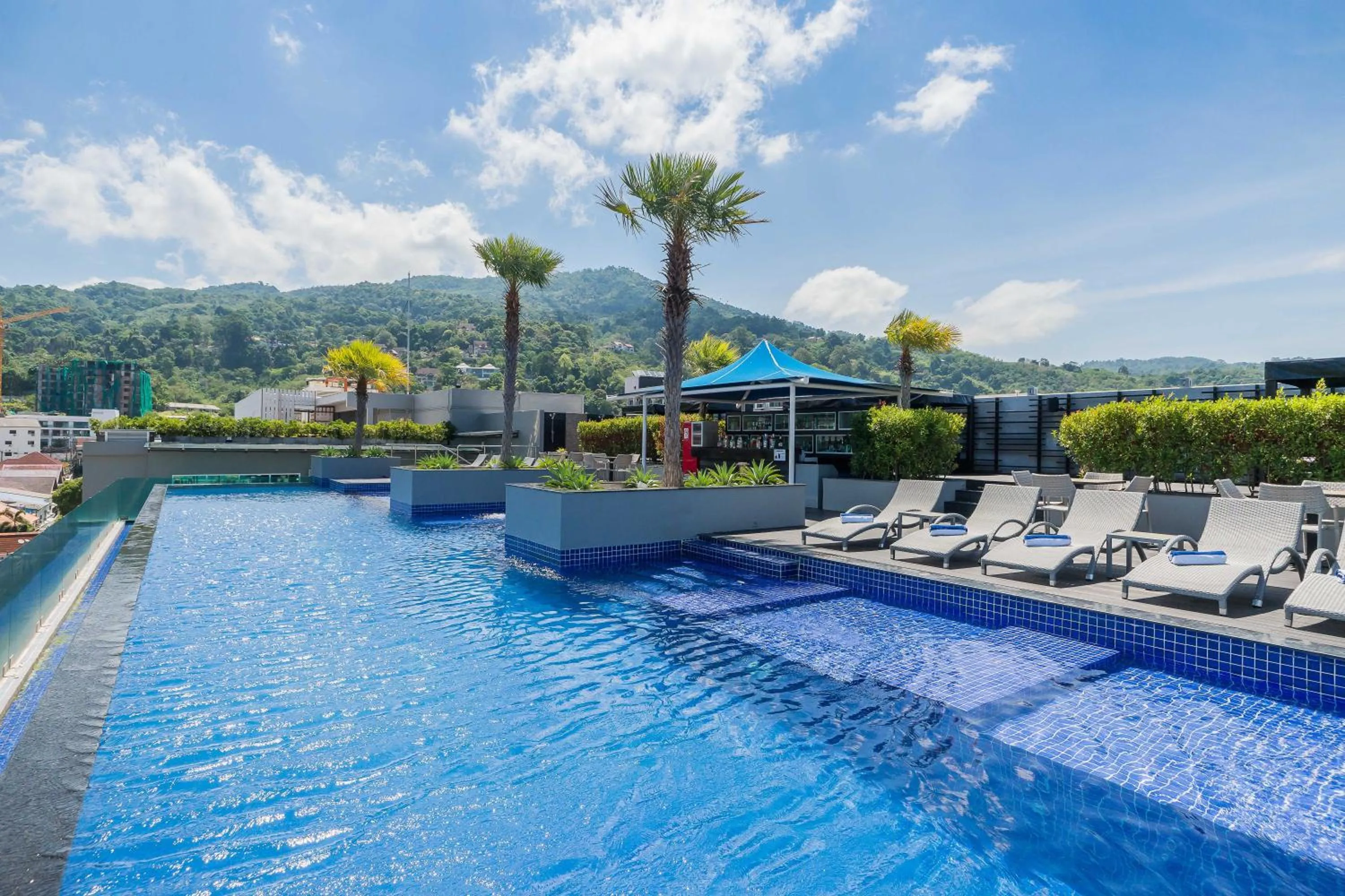 Swimming pool in Best Western Patong Beach