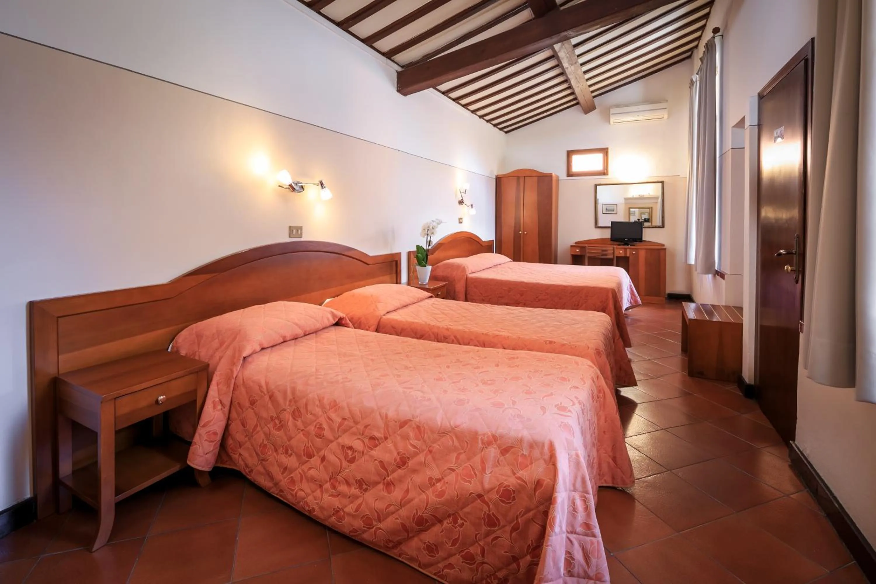 Photo of the whole room, Bed in Hotel Arno Bellariva