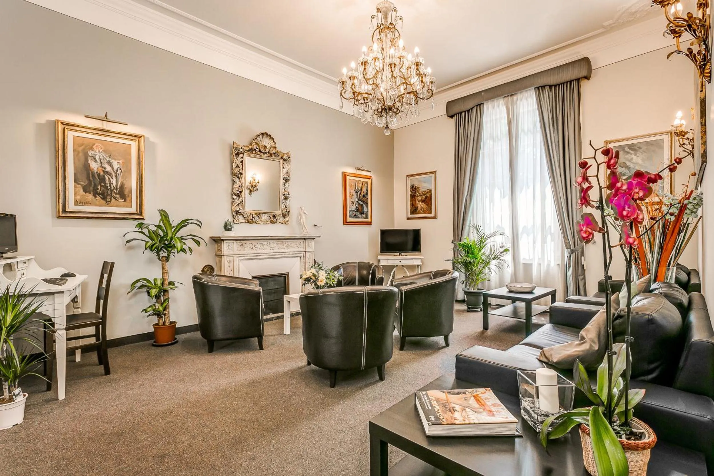 Communal lounge/ TV room in Hotel Arno Bellariva