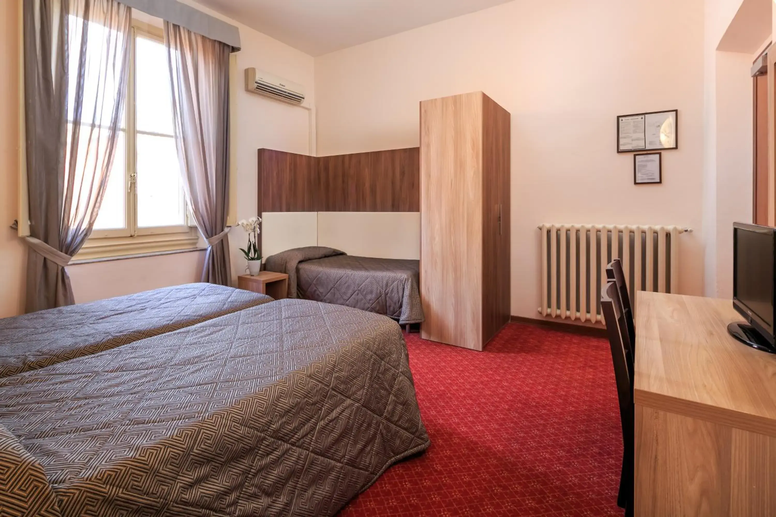 Economy Triple Room in Hotel Arno Bellariva Economy Triple Room in Hotel Arno Bellariva