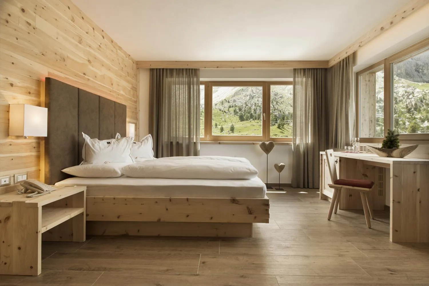 Photo of the whole room, Bed in Passo Sella Dolomiti Mountain Resort