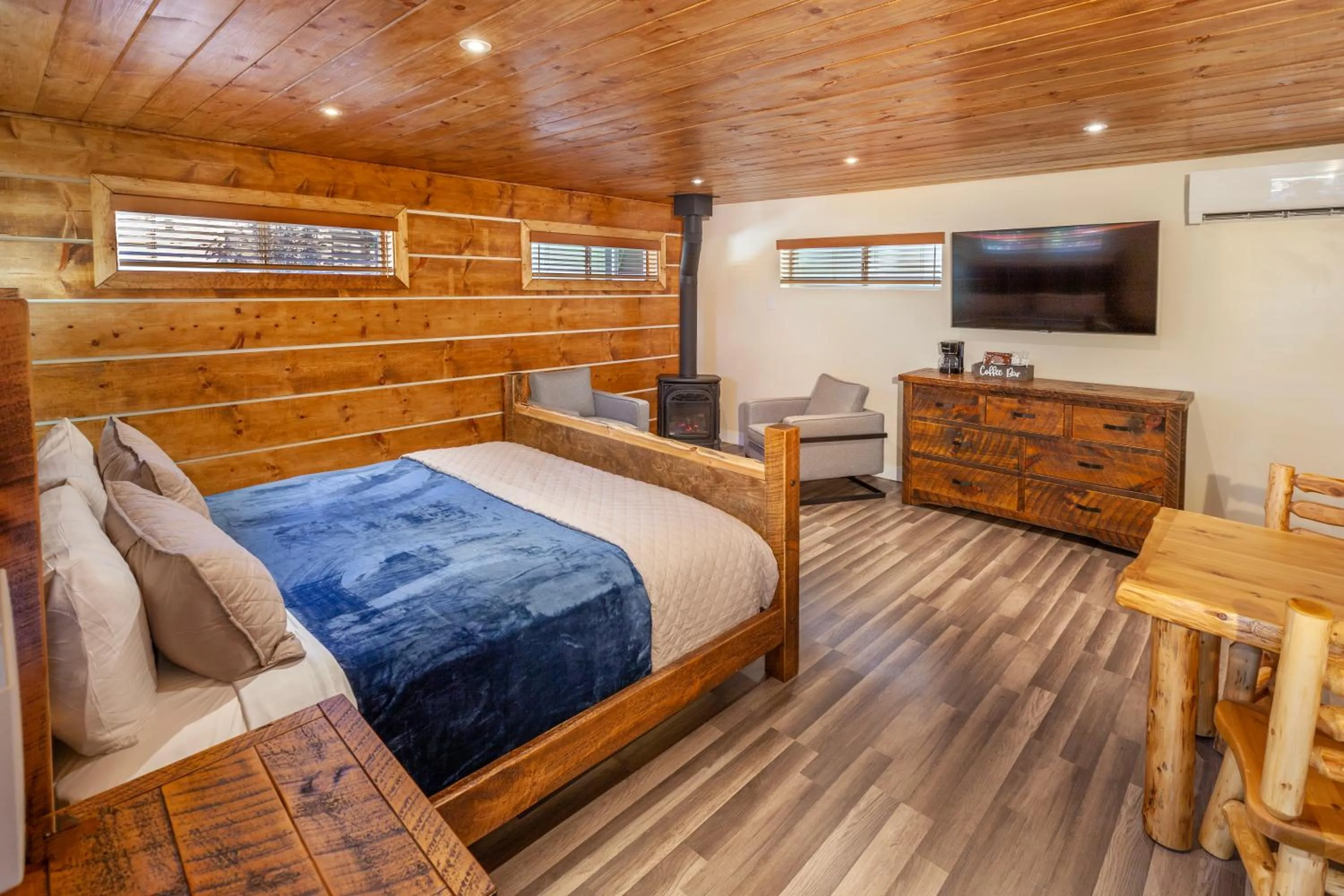 Bed in Tahquitz Pines Retreat