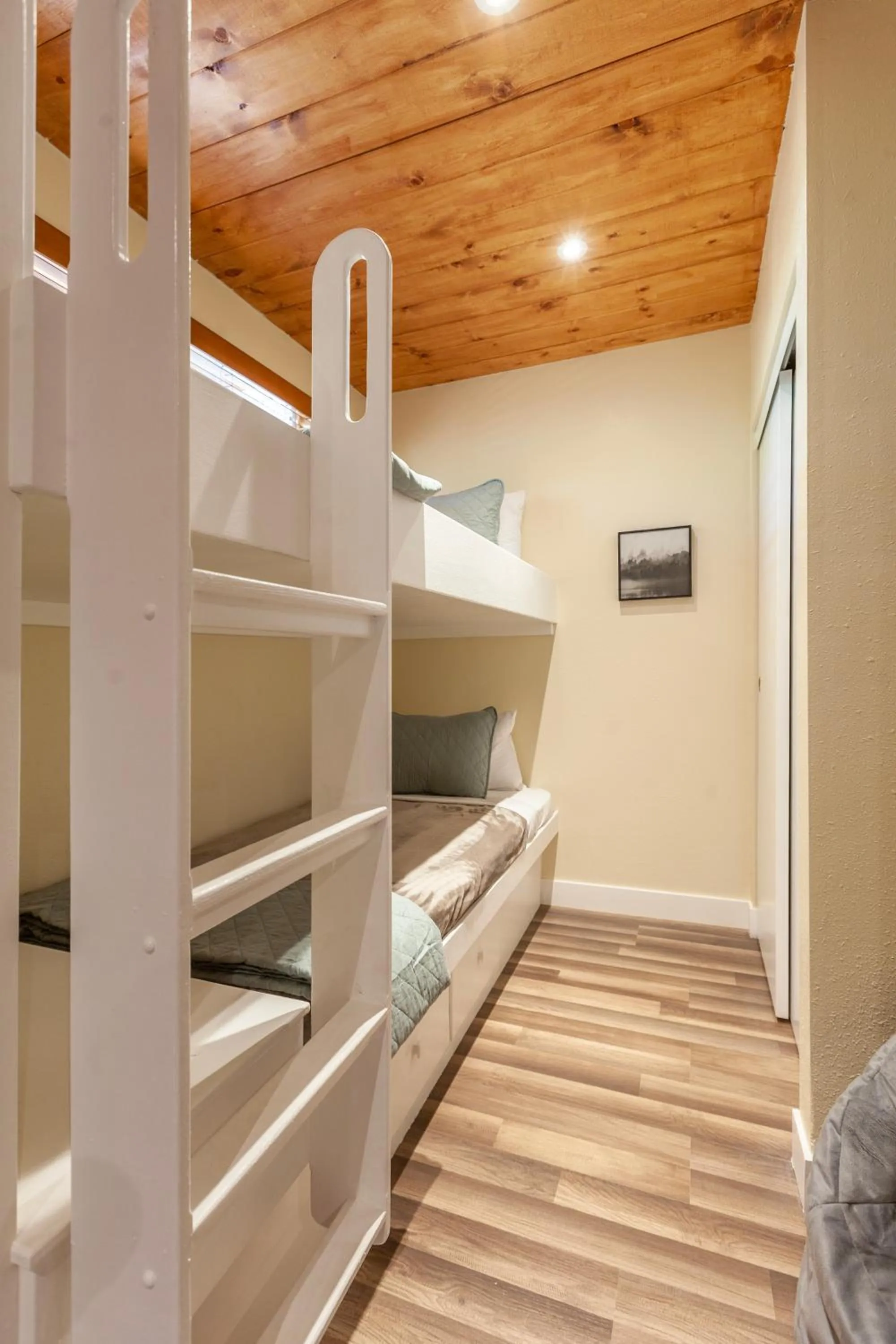 bunk bed, Bed in Tahquitz Pines Retreat