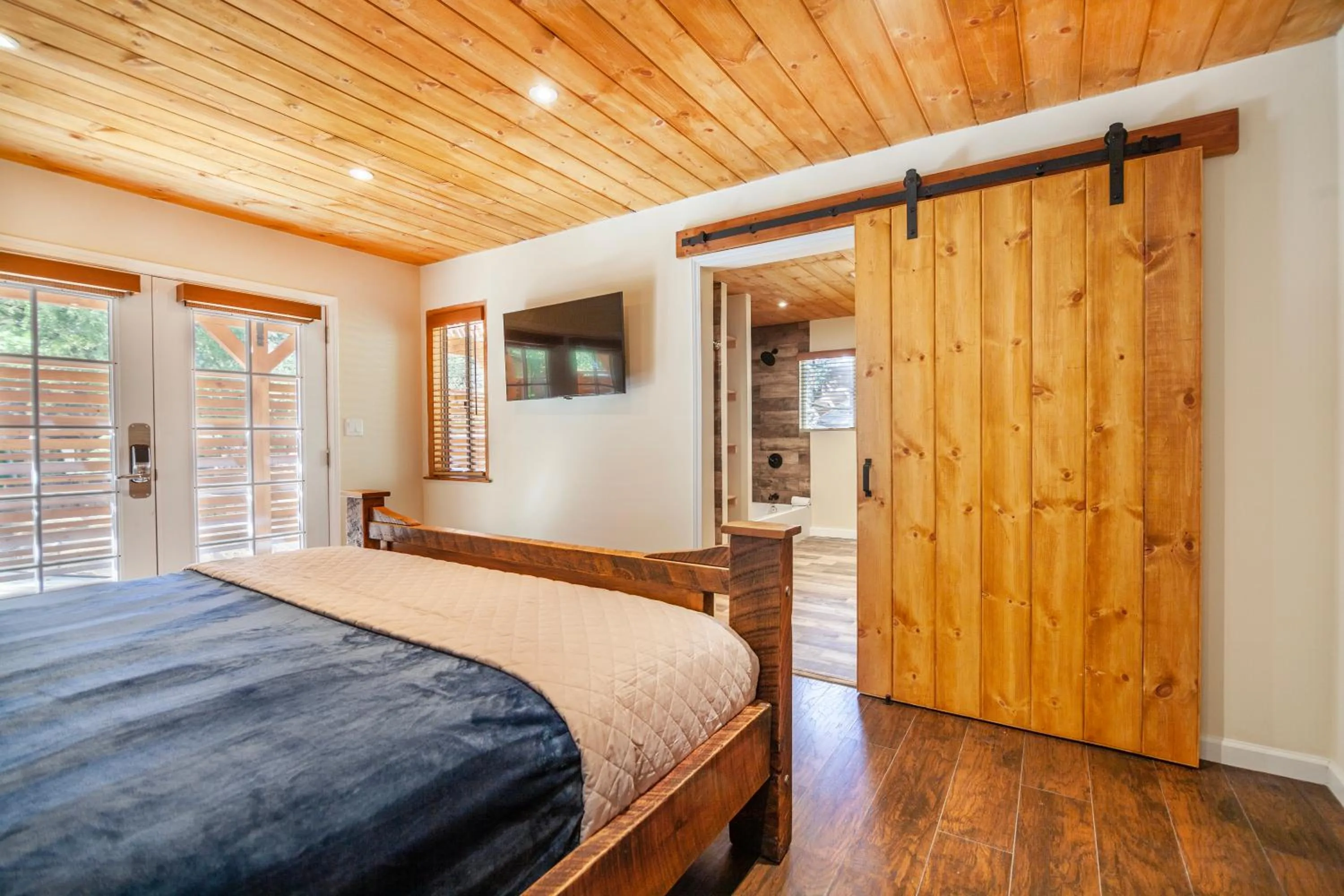 Bed in Tahquitz Pines Retreat