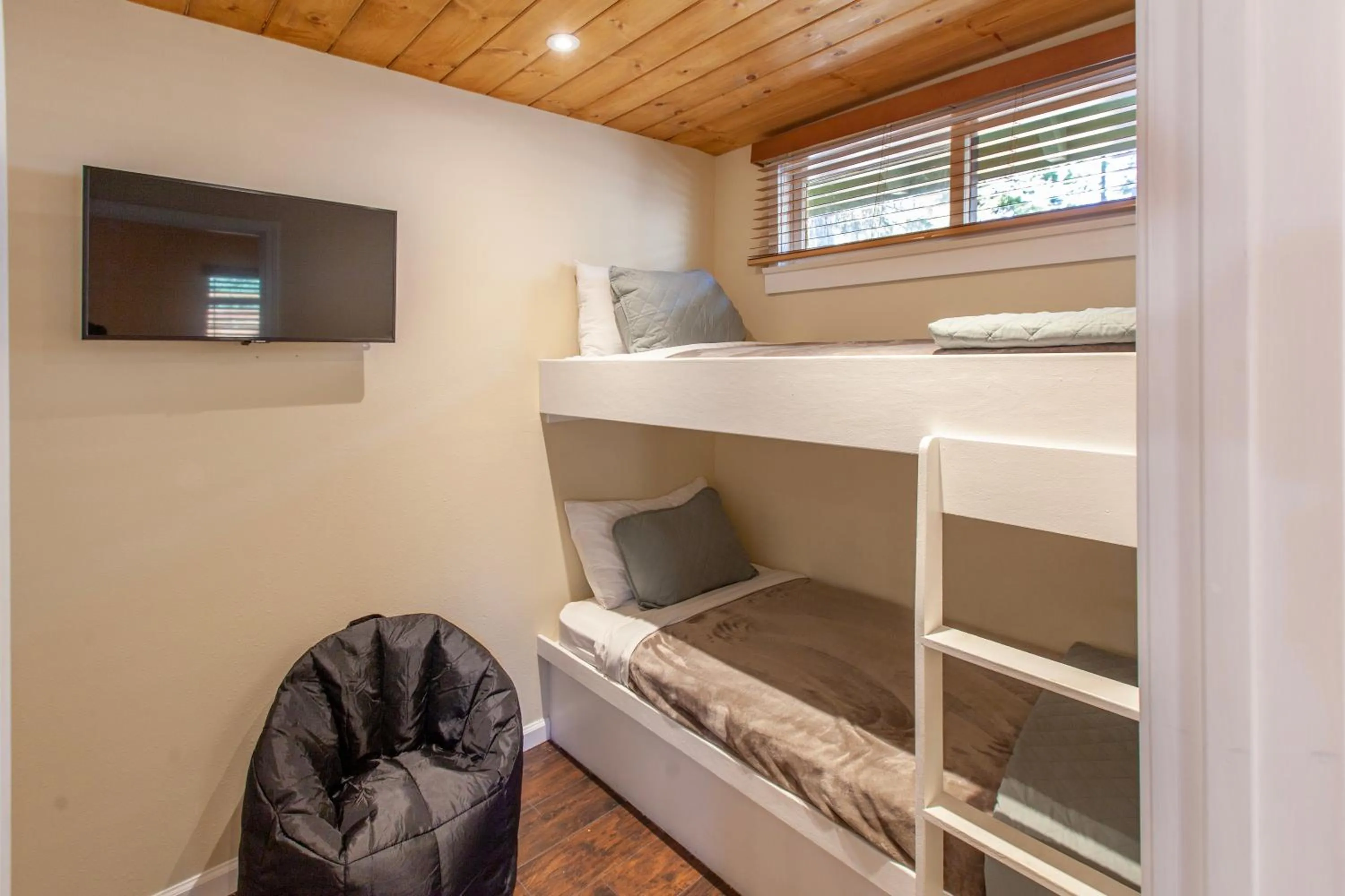 Bed in Tahquitz Pines Retreat