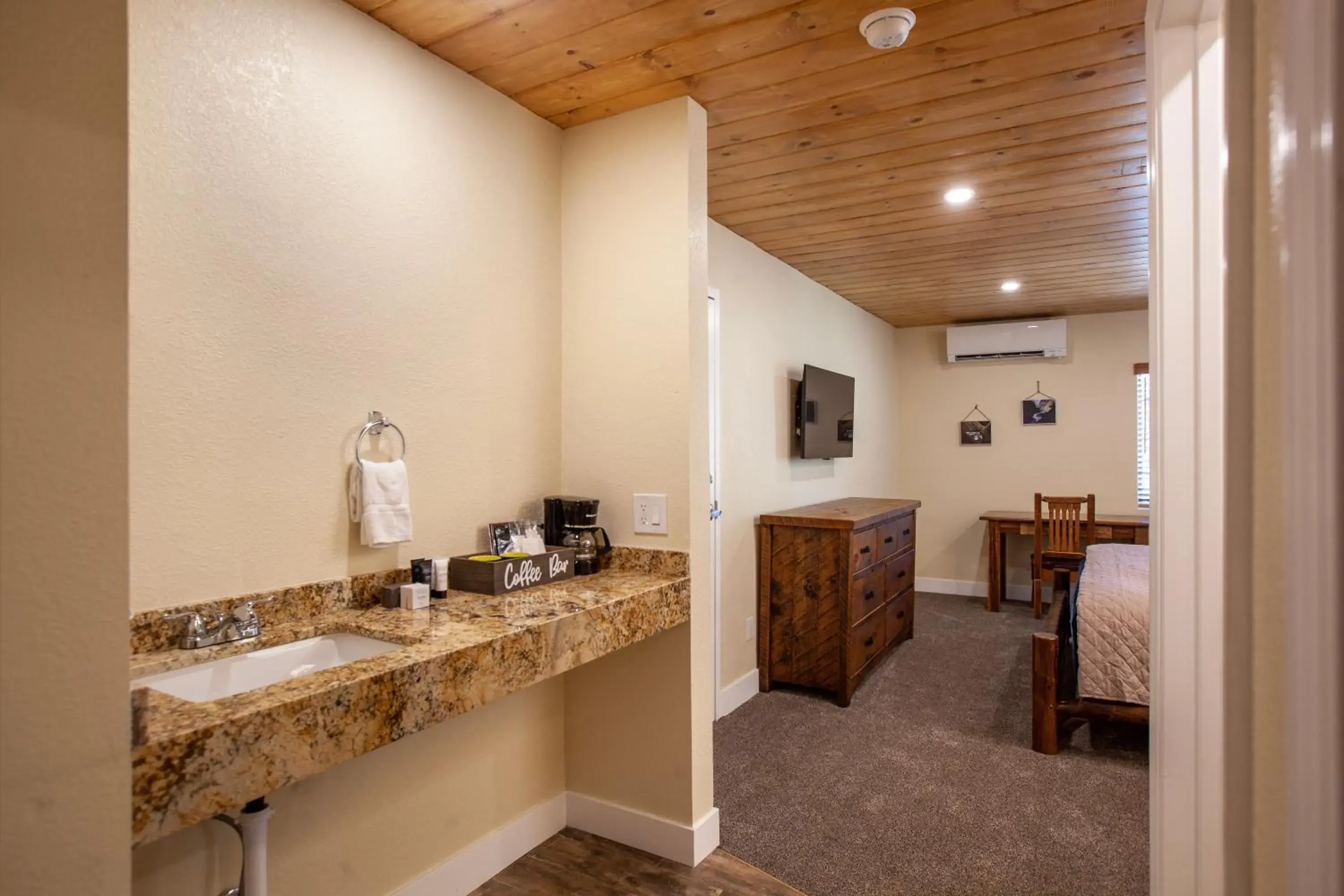 King Room - single occupancy in Tahquitz Pines Retreat King Room - single occupancy in Tahquitz Pines Retreat