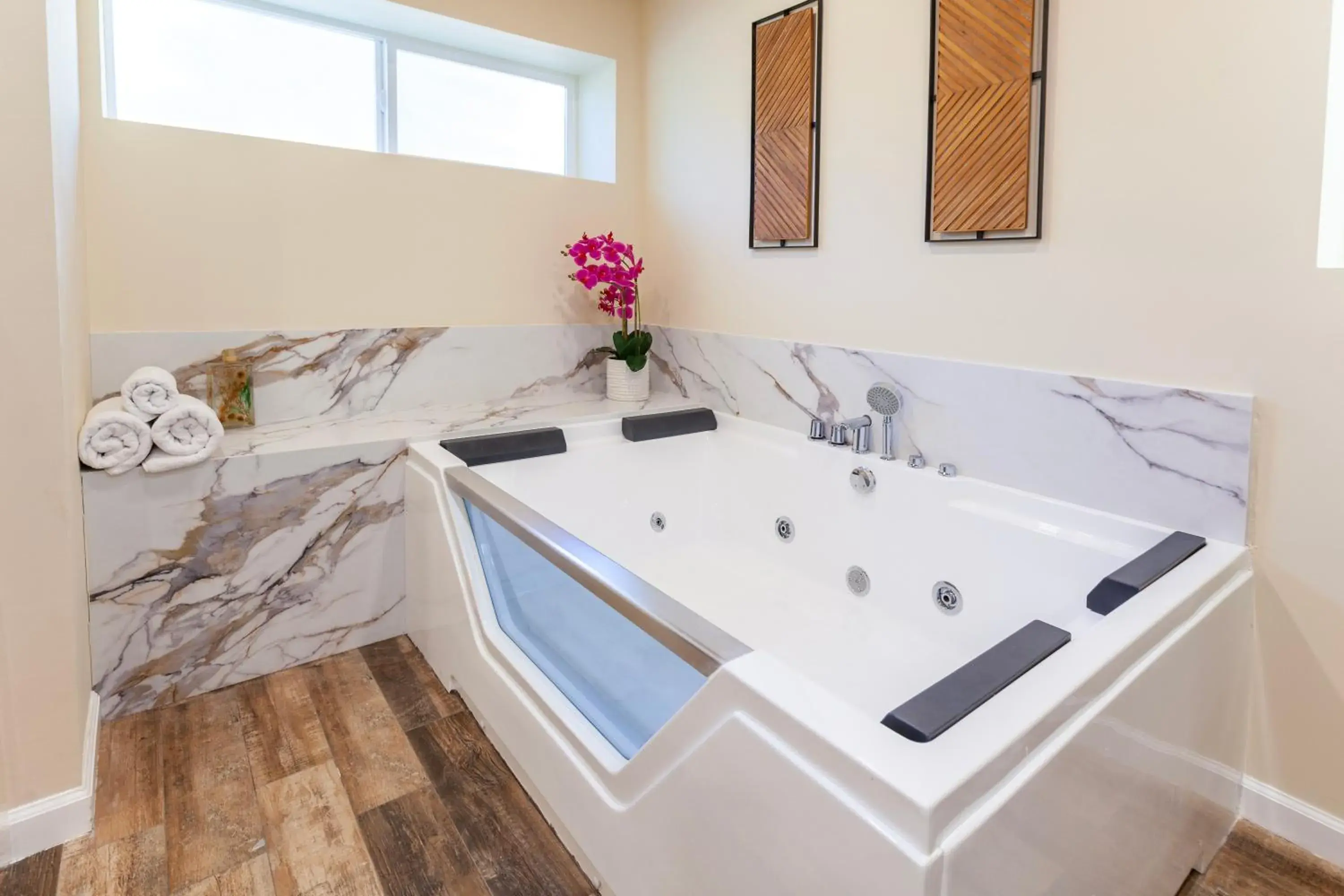 Deluxe Suite in Tahquitz Pines Retreat Deluxe Suite in Tahquitz Pines Retreat