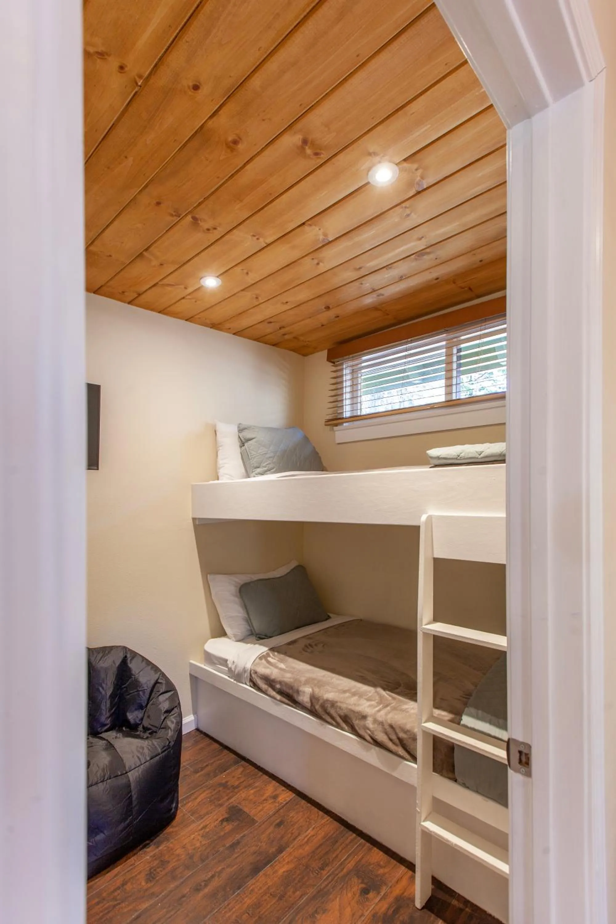 Bed in Tahquitz Pines Retreat