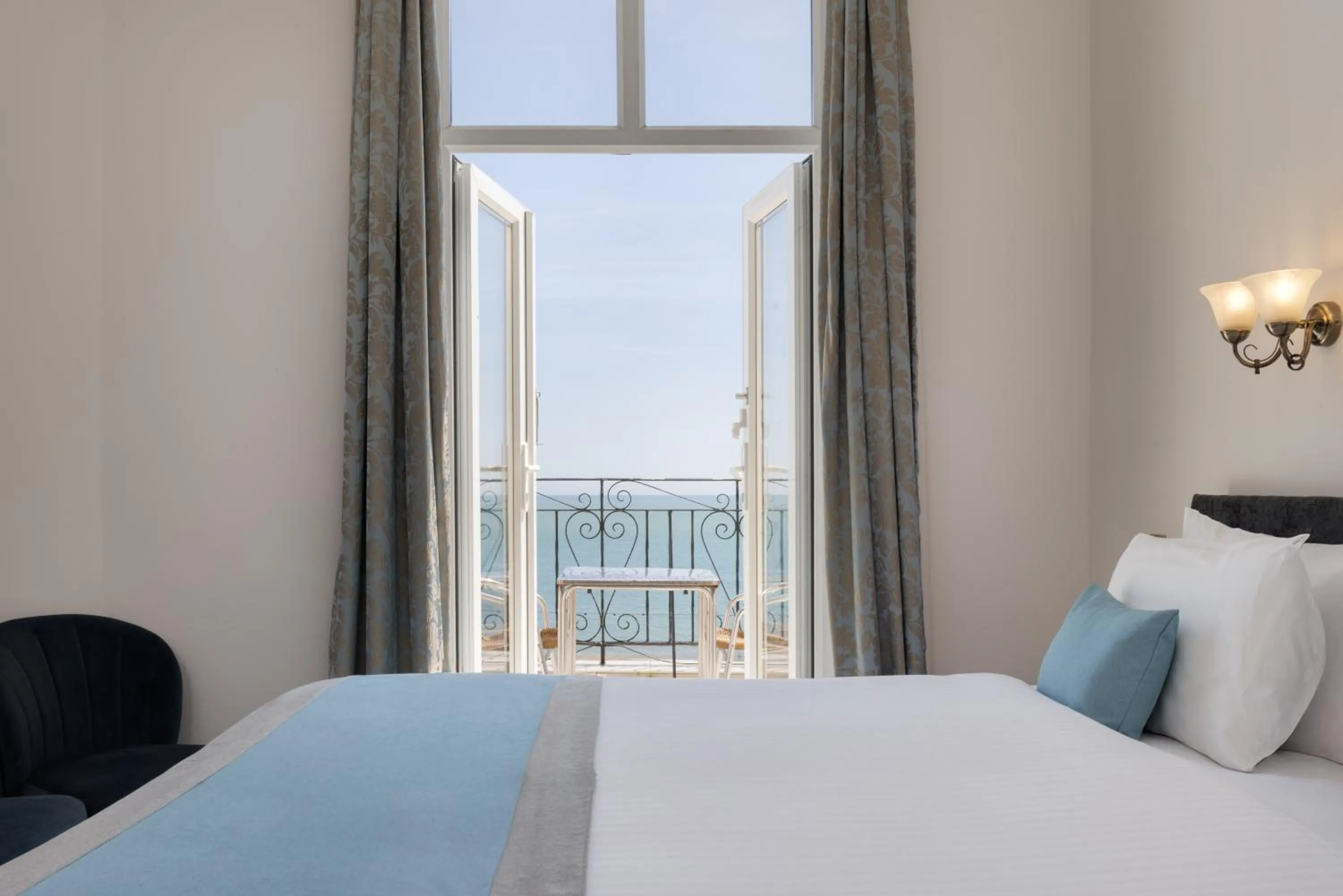 Sea view, Bed in The Cumberland Hotel