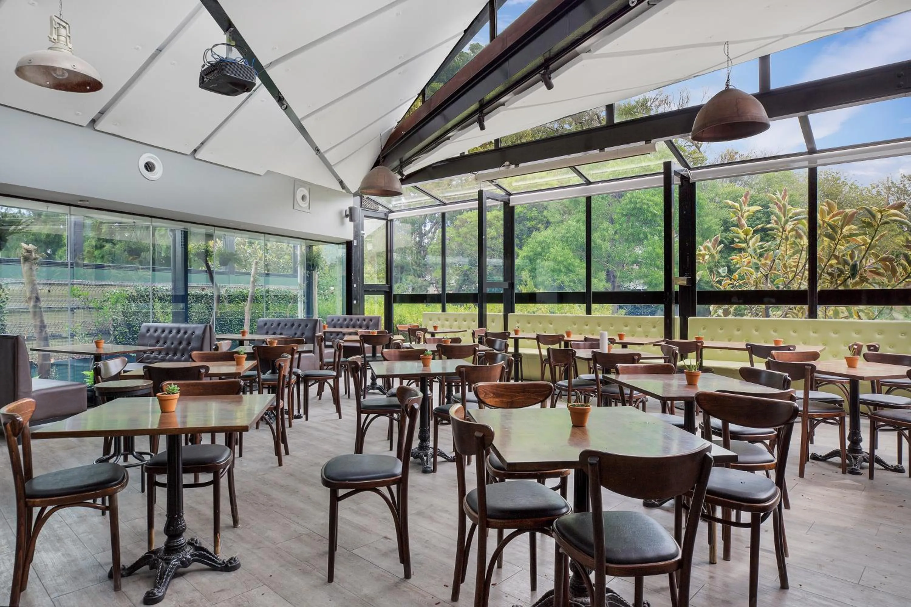 Restaurant/places to eat in Native Rose Hotel