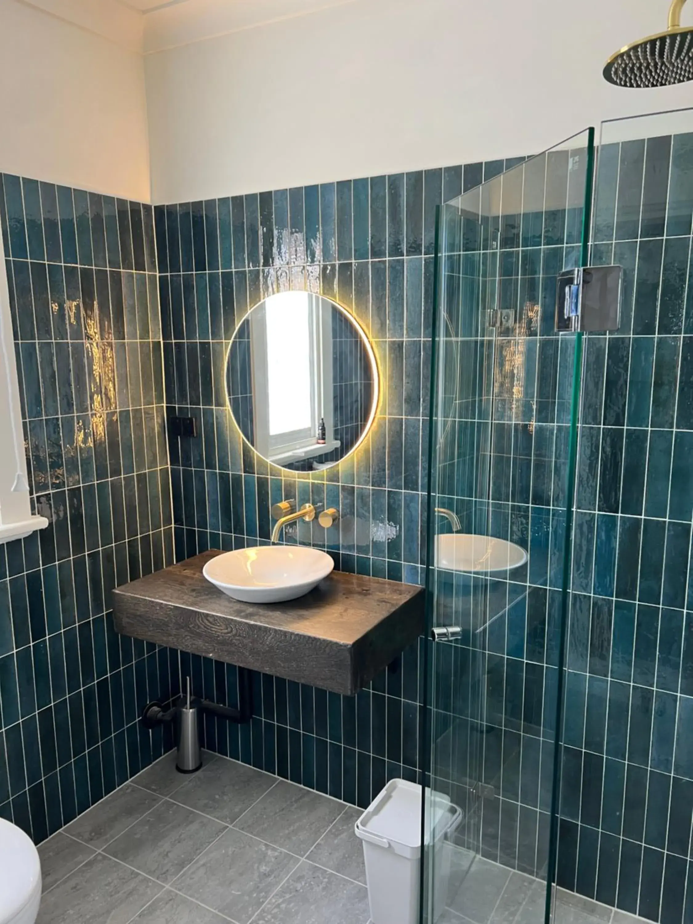 Deluxe Queen Room with Shared Bathroom in Native Rose Hotel Deluxe Queen Room with Shared Bathroom in Native Rose Hotel