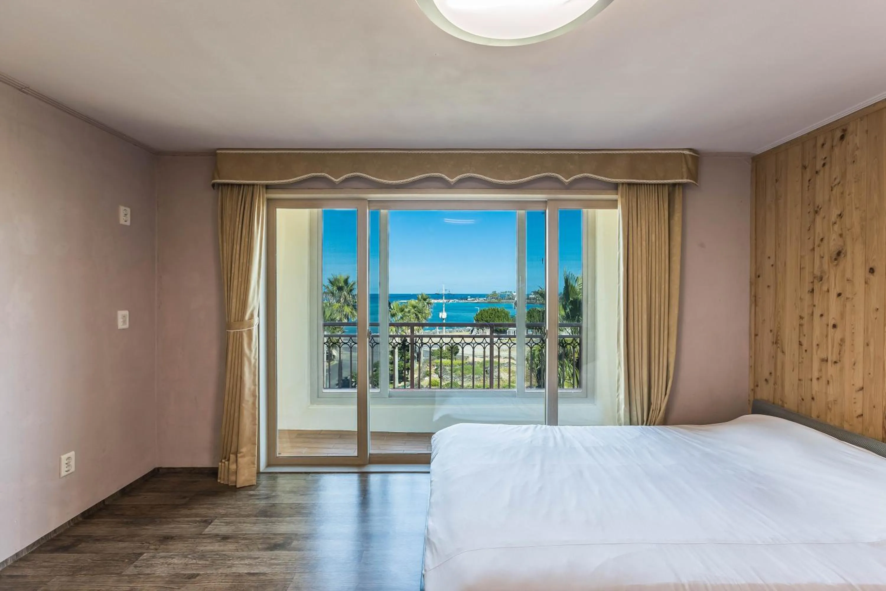 Bed in Sea Eco Beach