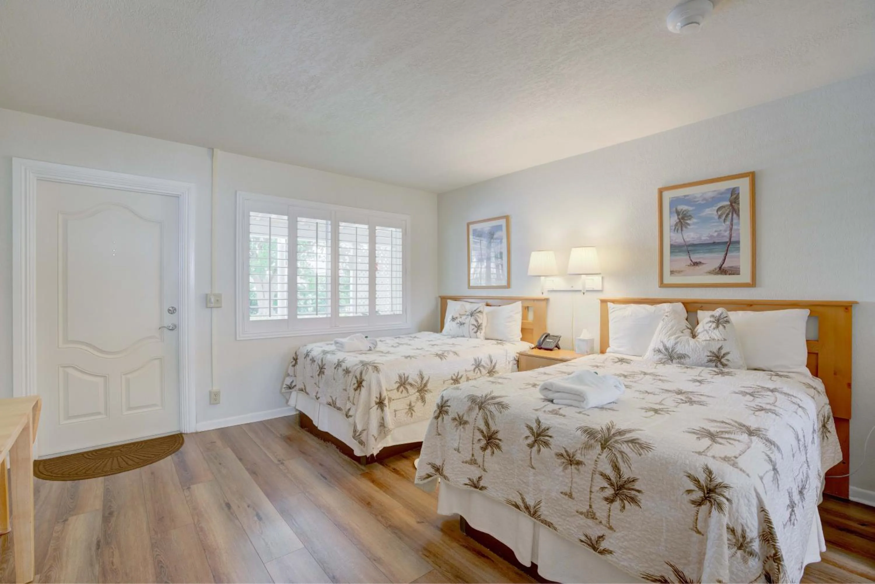 Bed in Tequesta Palms Inn