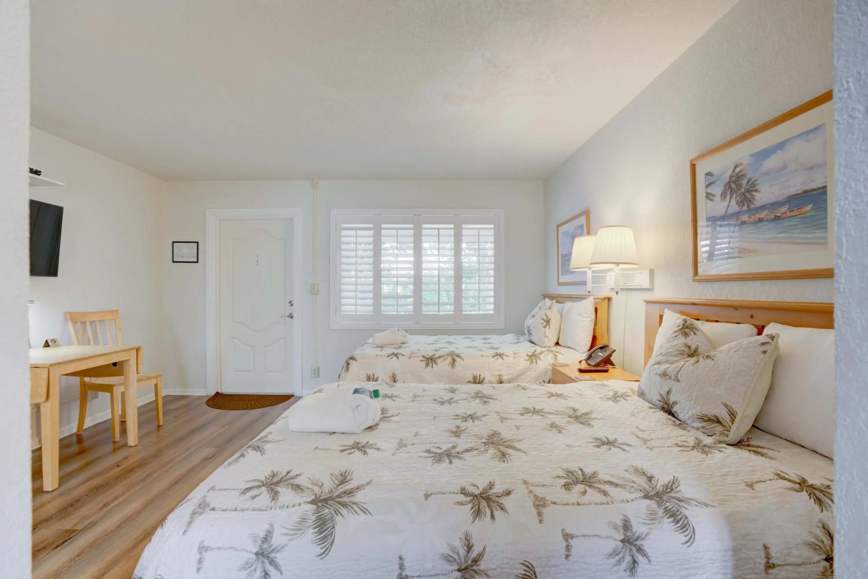 Bed in Tequesta Palms Inn
