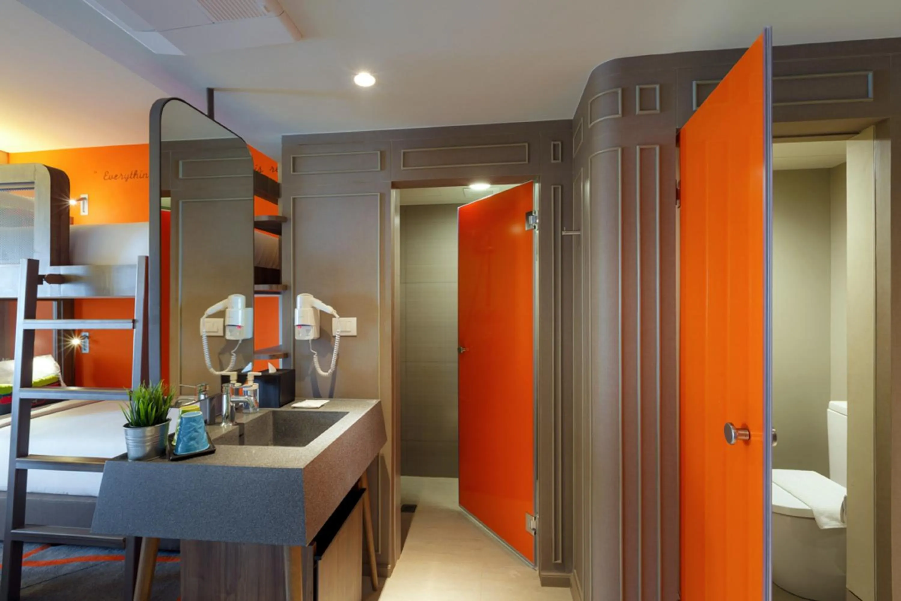 Toilet in Tinidee Trendy Bangkok Khaosan