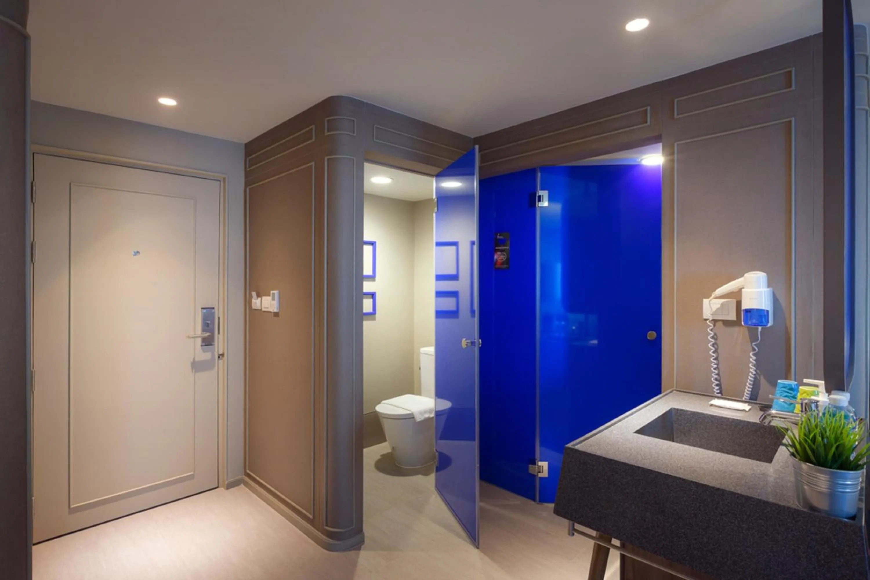 Toilet in Tinidee Trendy Bangkok Khaosan