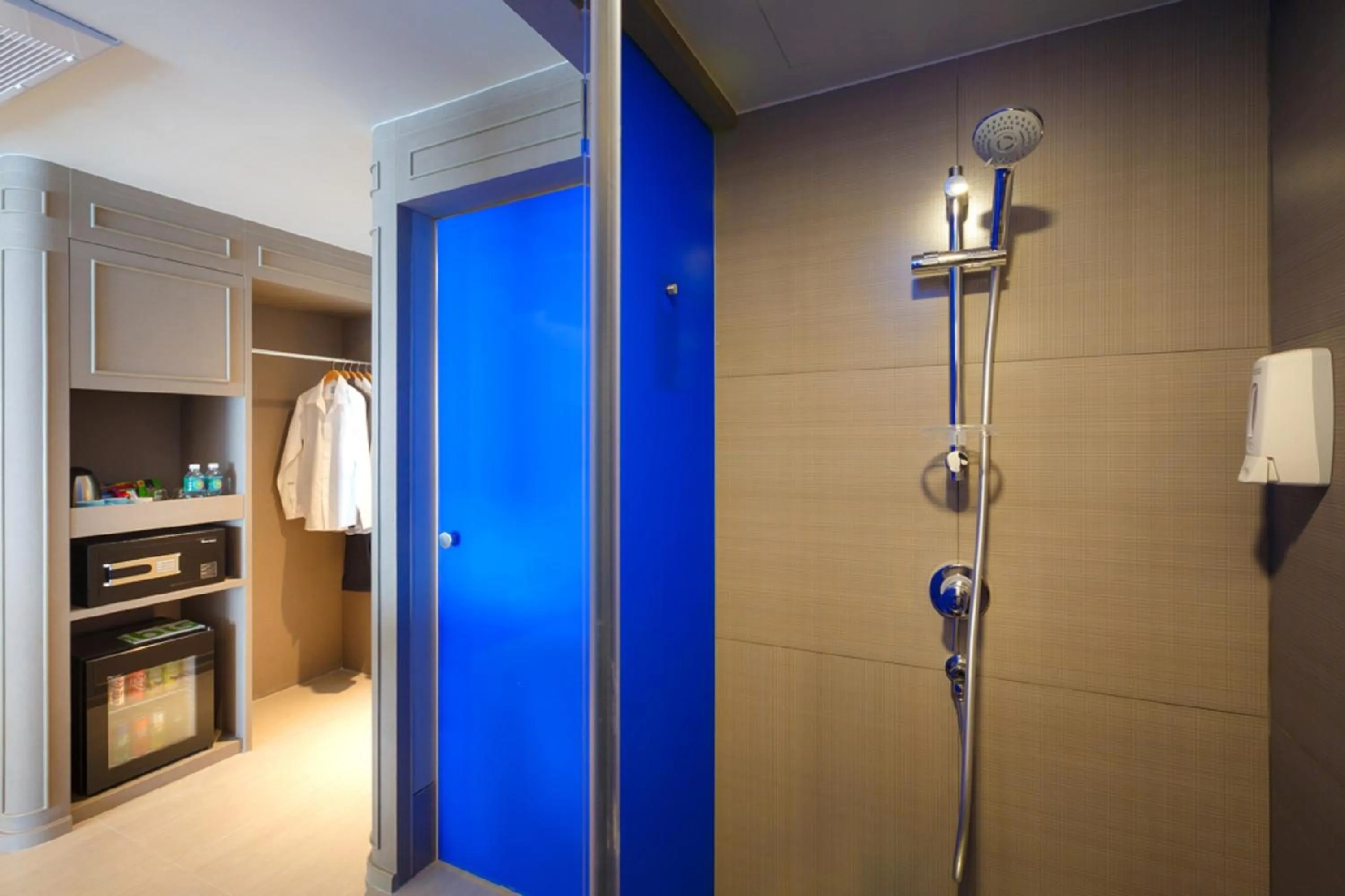 Shower in Tinidee Trendy Bangkok Khaosan