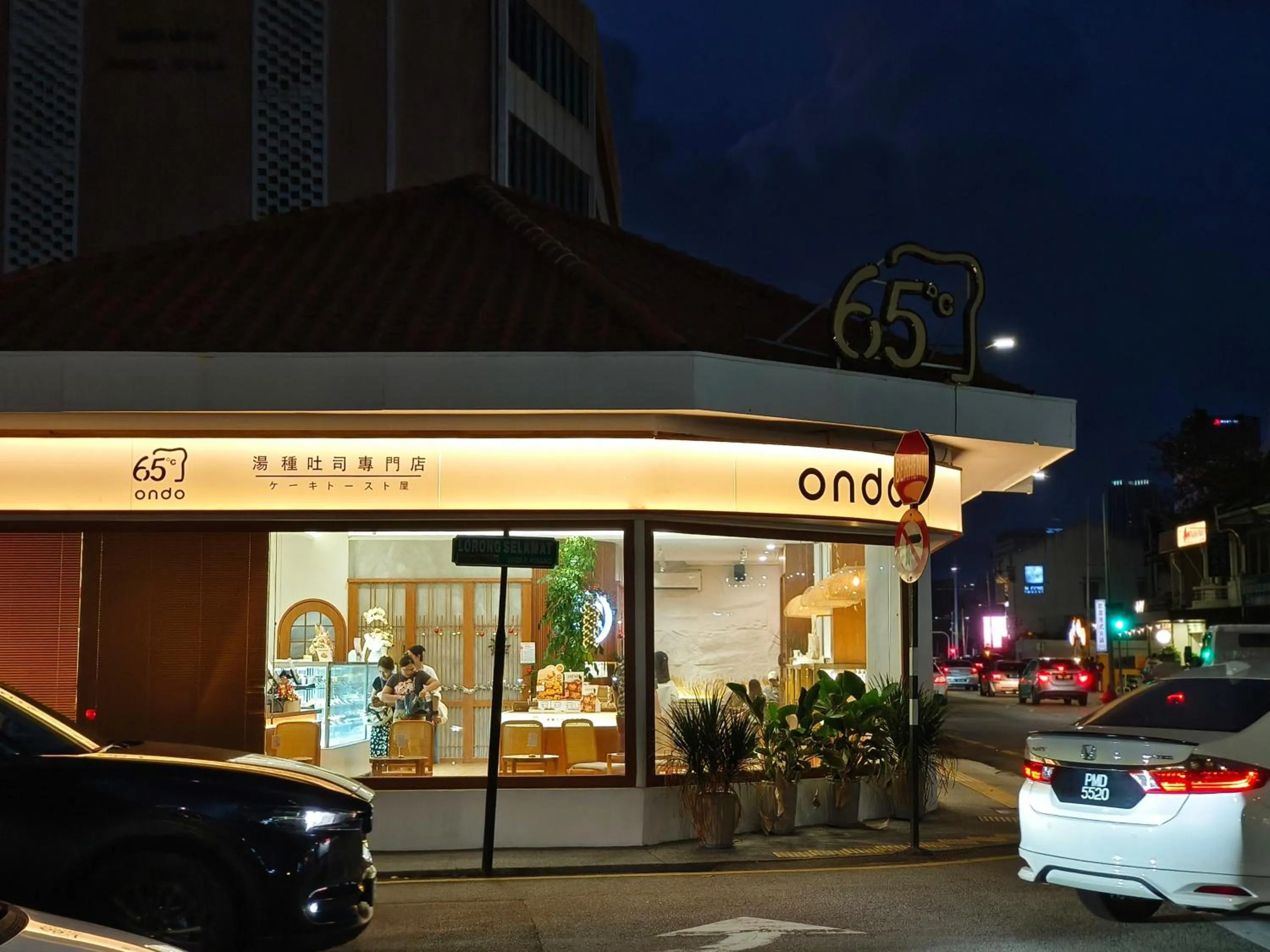 Restaurant/places to eat in ZOOM HOTEL