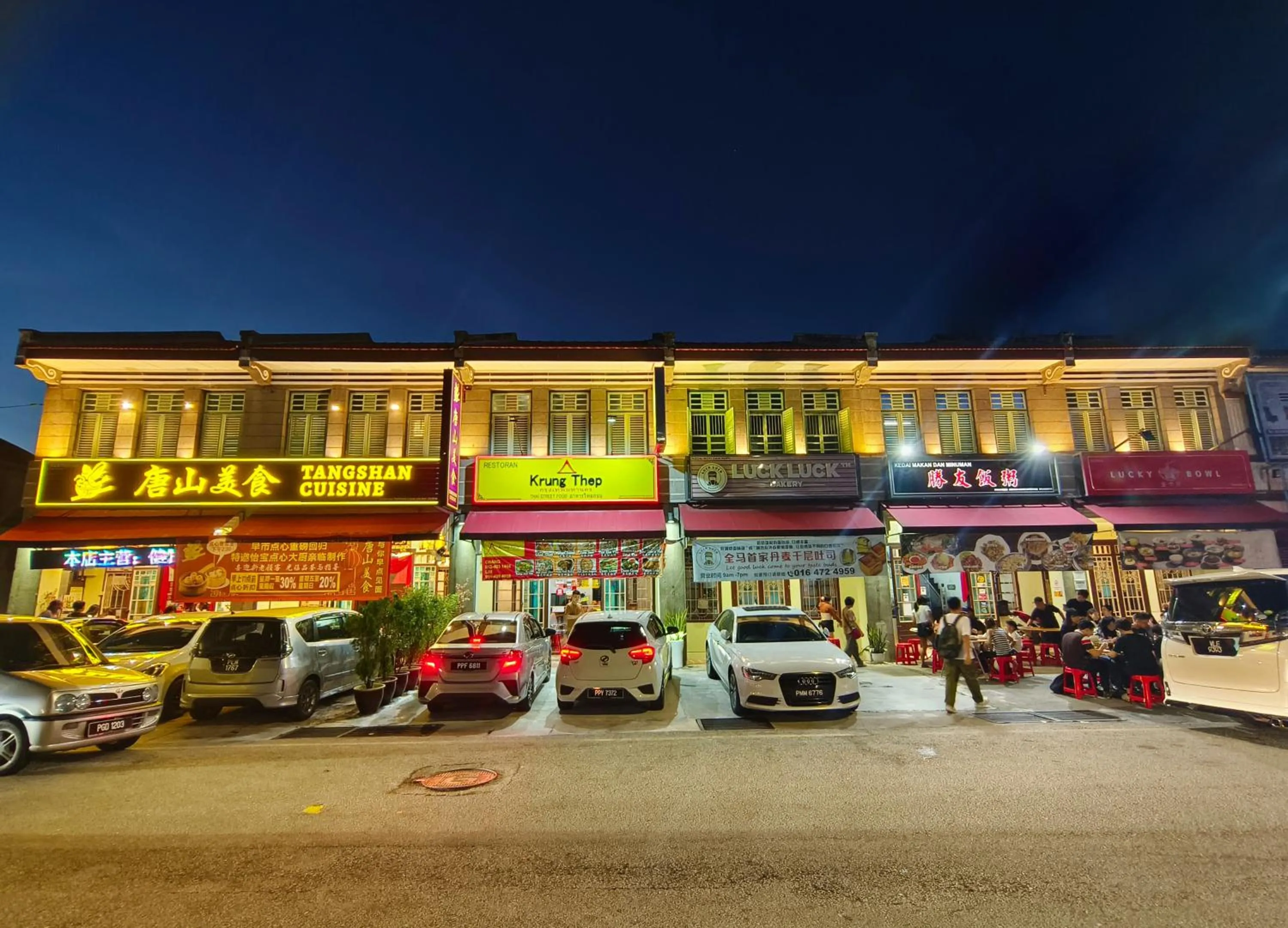 Restaurant/places to eat in ZOOM HOTEL