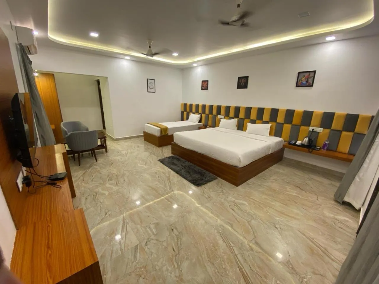 Photo of the whole room, Bed in Magizhvanam