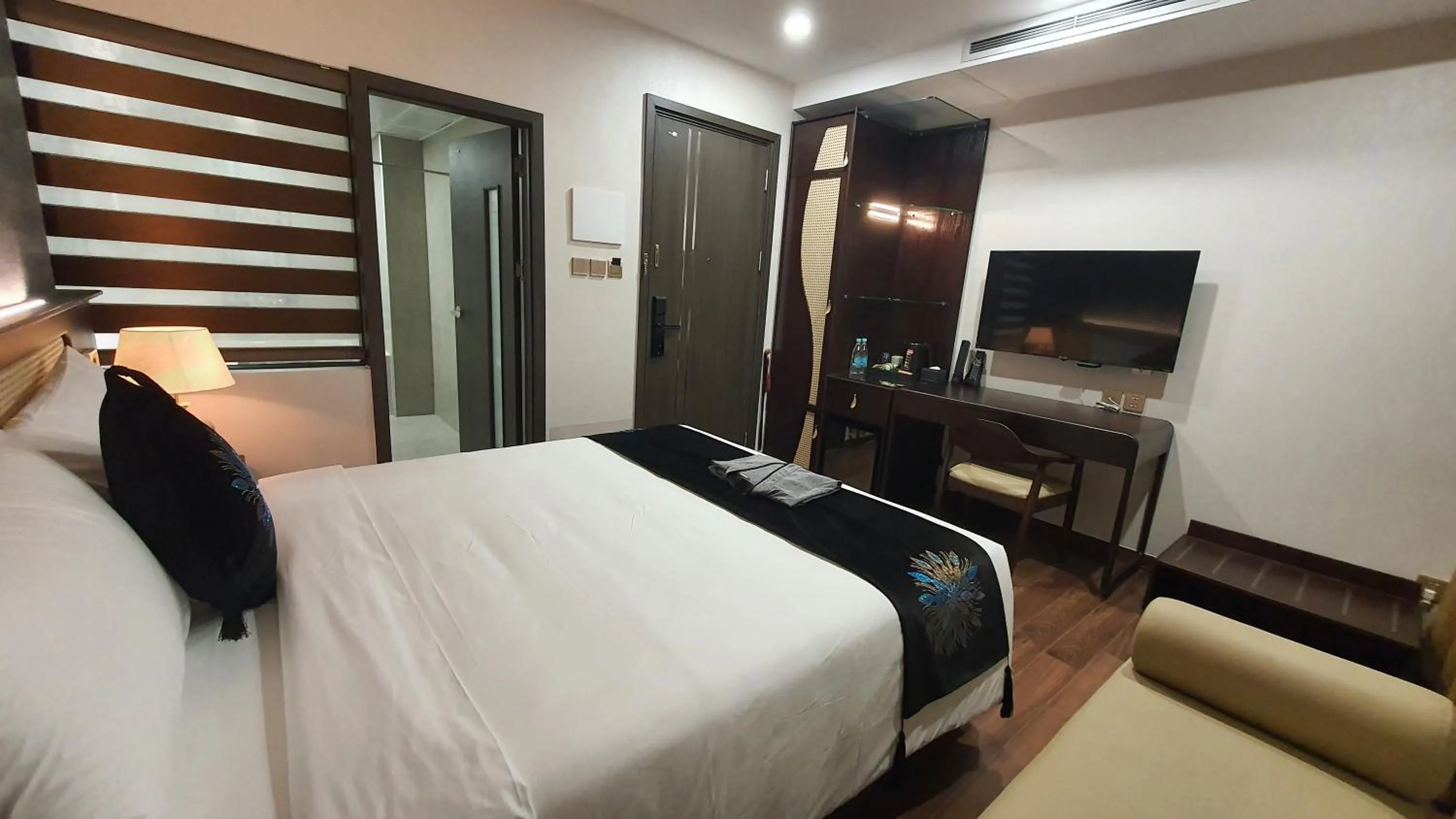 Seating area, Bed in MOMIZI HANOI 2 - PHAN KE BINH