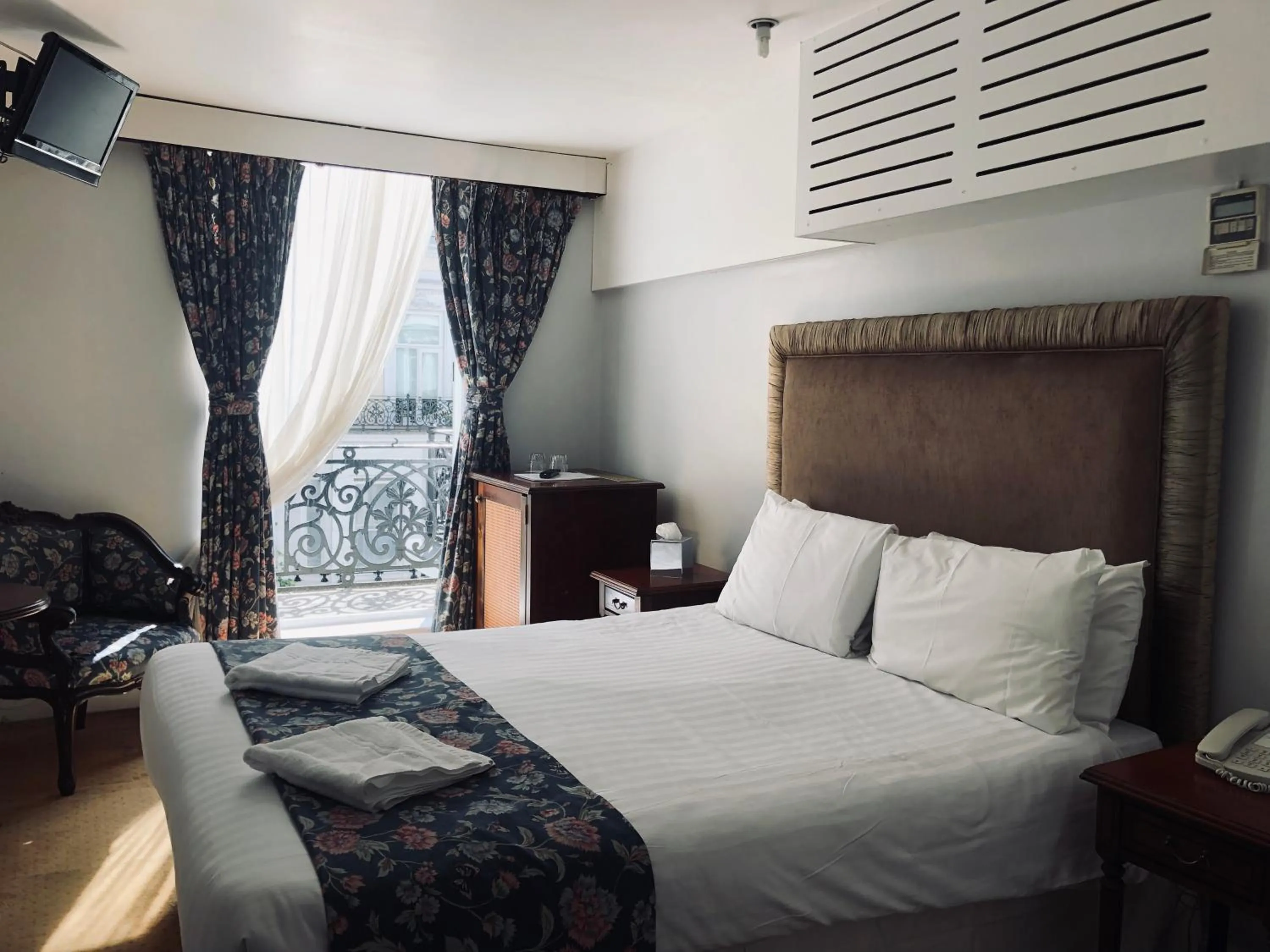 Bed in My Place Hotel