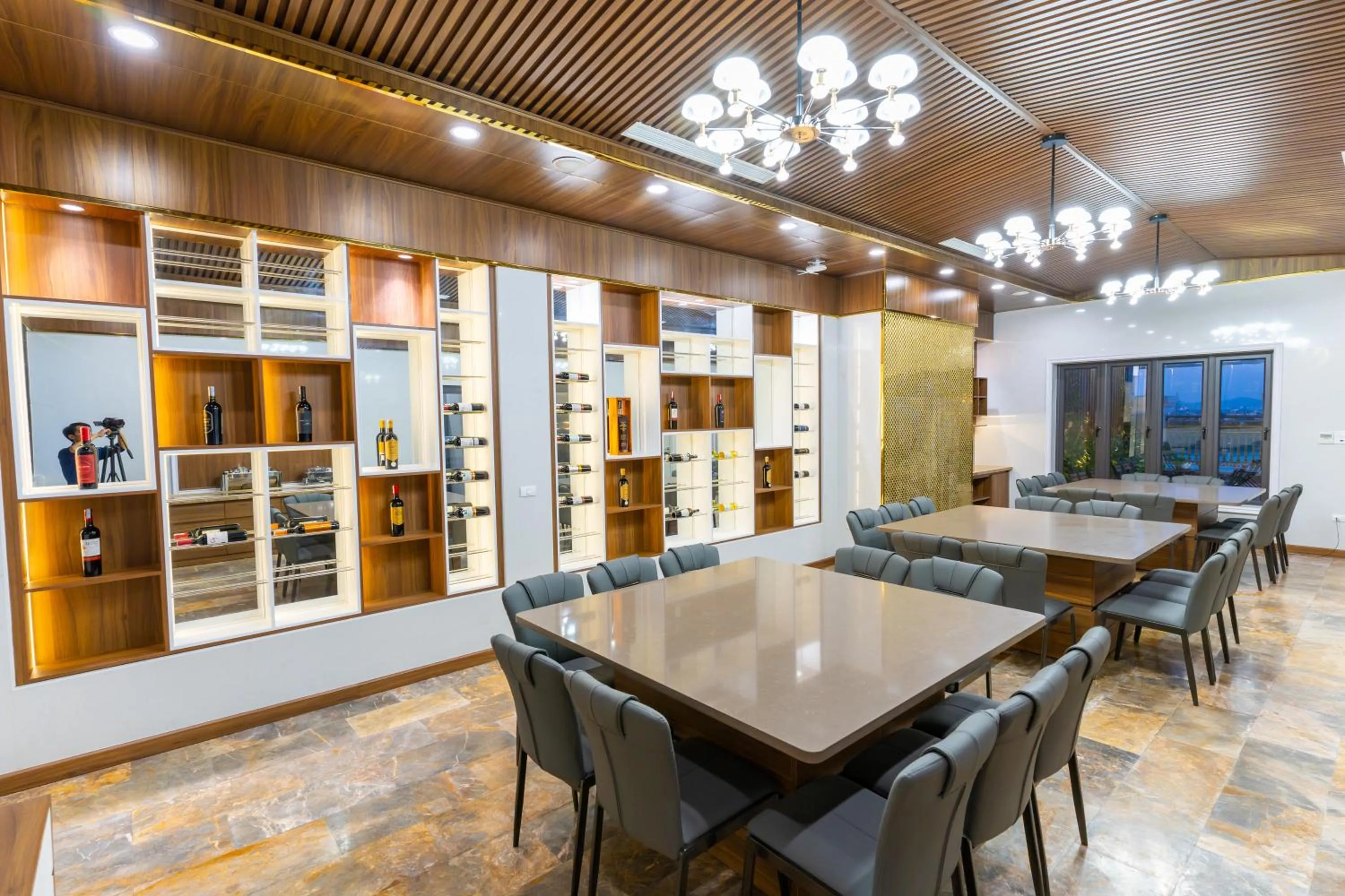 Restaurant/places to eat in CM Hotel & Apartment