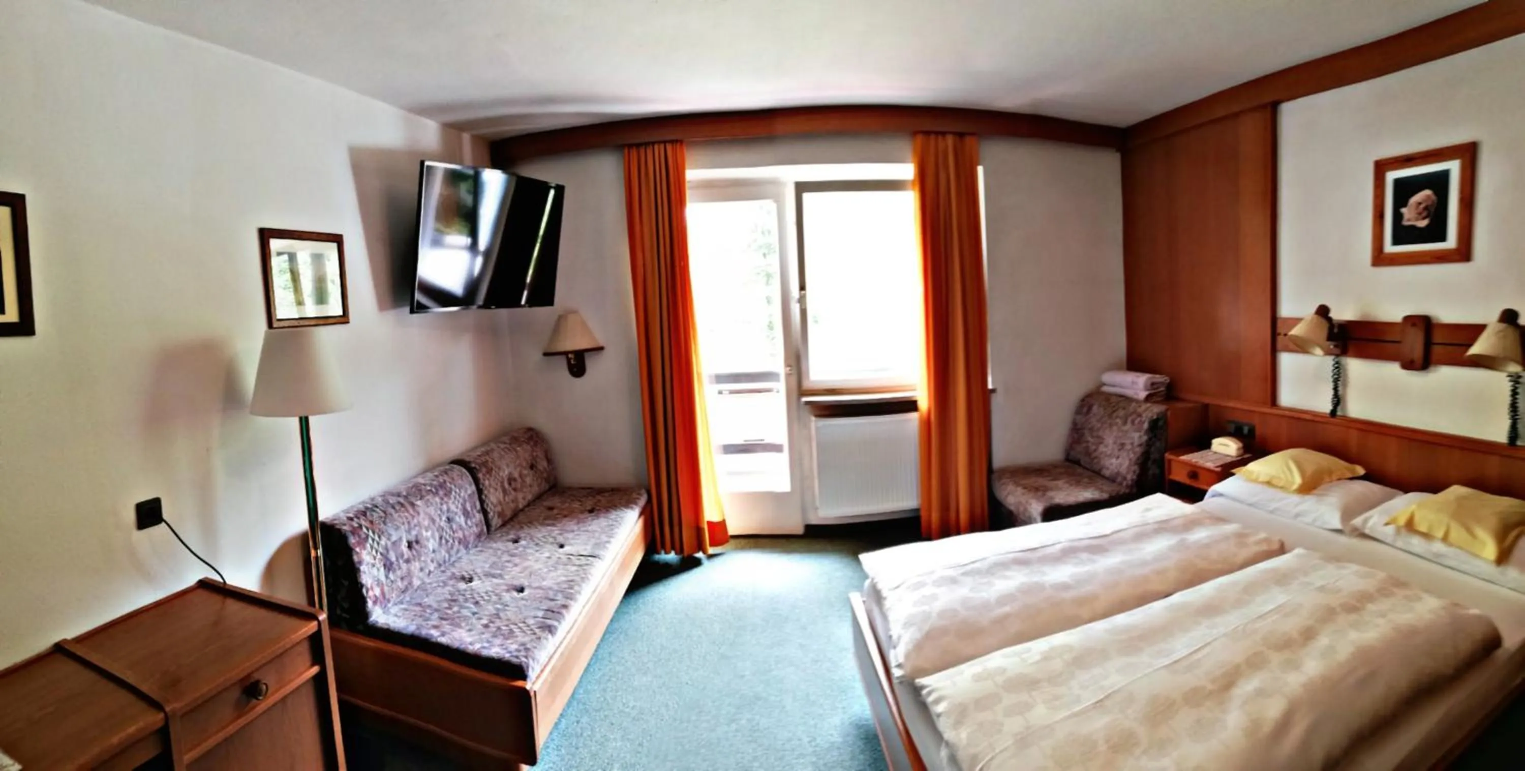 Quiet street view, Bed in Hotel Rodes