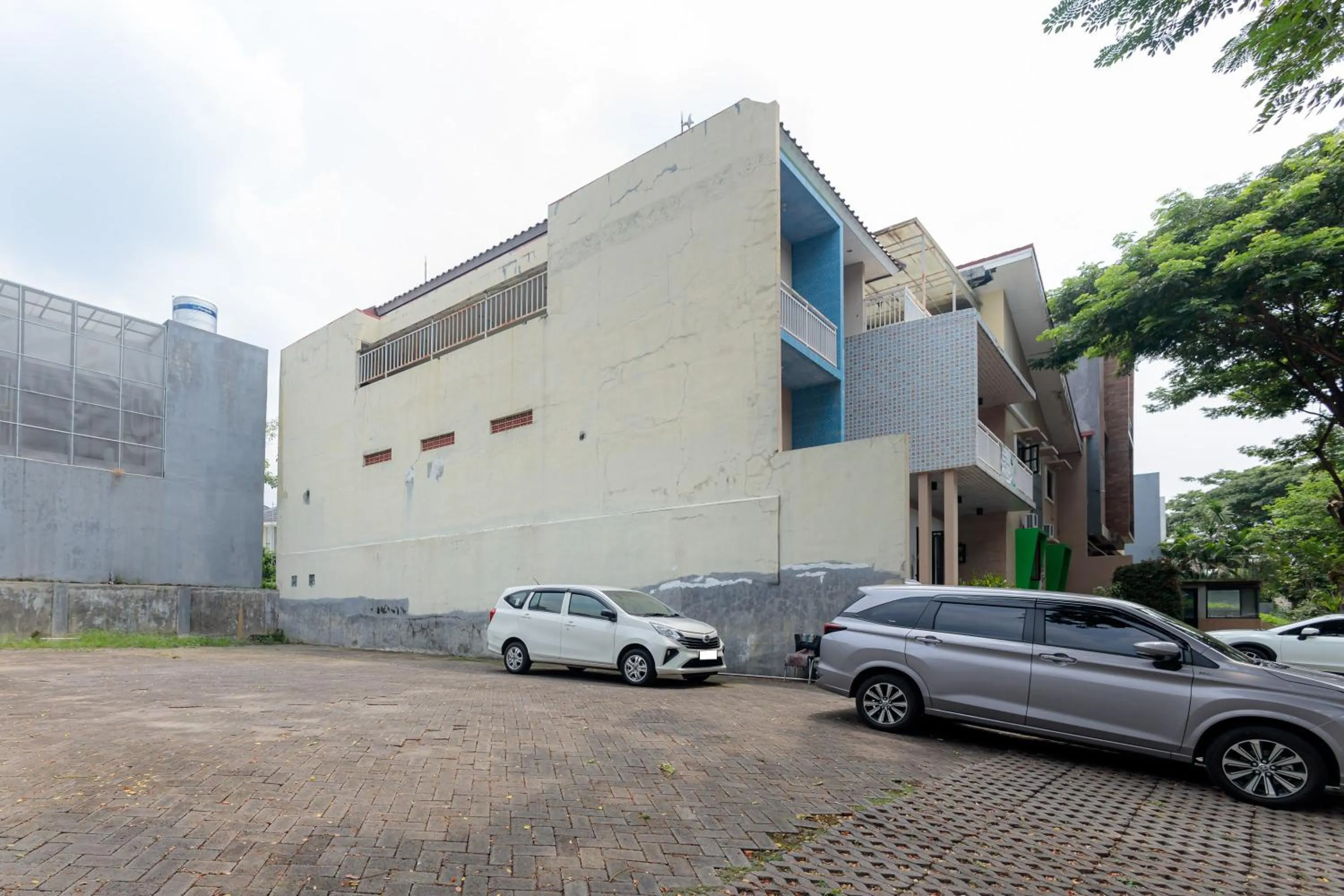 Parking in Urbanview Blessing Residence Surabaya by RedDoorz