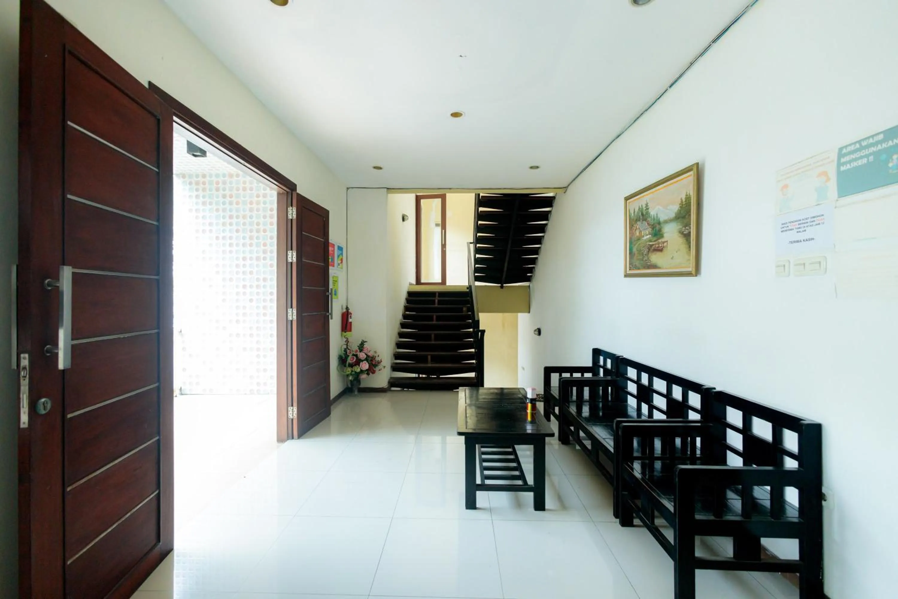 Seating area in Urbanview Blessing Residence Surabaya by RedDoorz